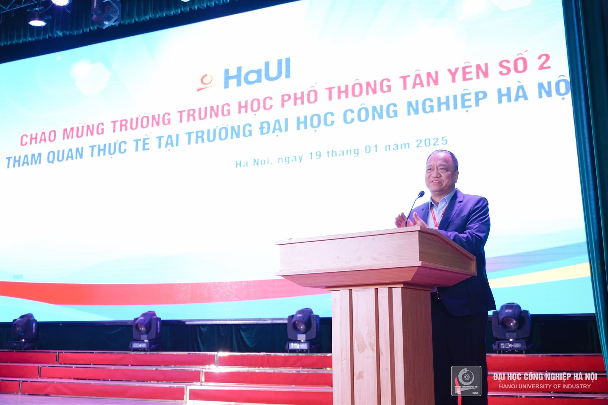 Exploring Future Paths: Over 800 Students, Teachers, and Parents from Tan Yen No. 2 High School Visit Hanoi University of Industry