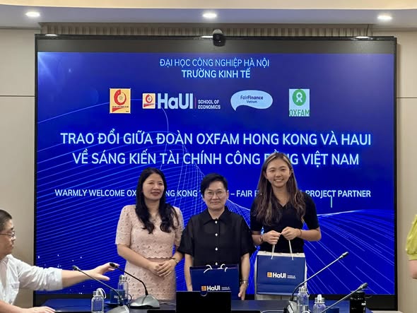 Trao đổi giữa Oxfam và HaUI trong khuôn khổ dự án Fair Finance Asia