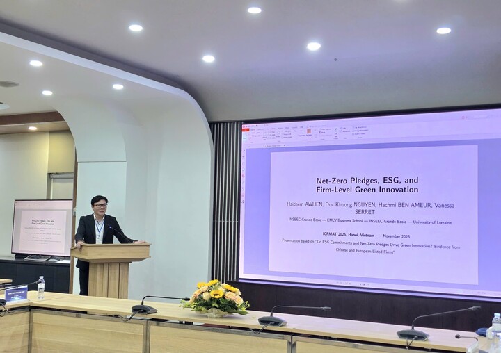 Các nhà khoa học trình bày báo cáo tại hội thảo.
