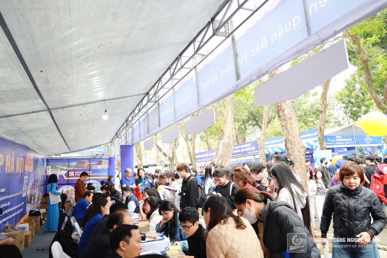 Thousands of high school students and parents participated in consulting with HaUI at the 2025 Admission and Career Counseling Day