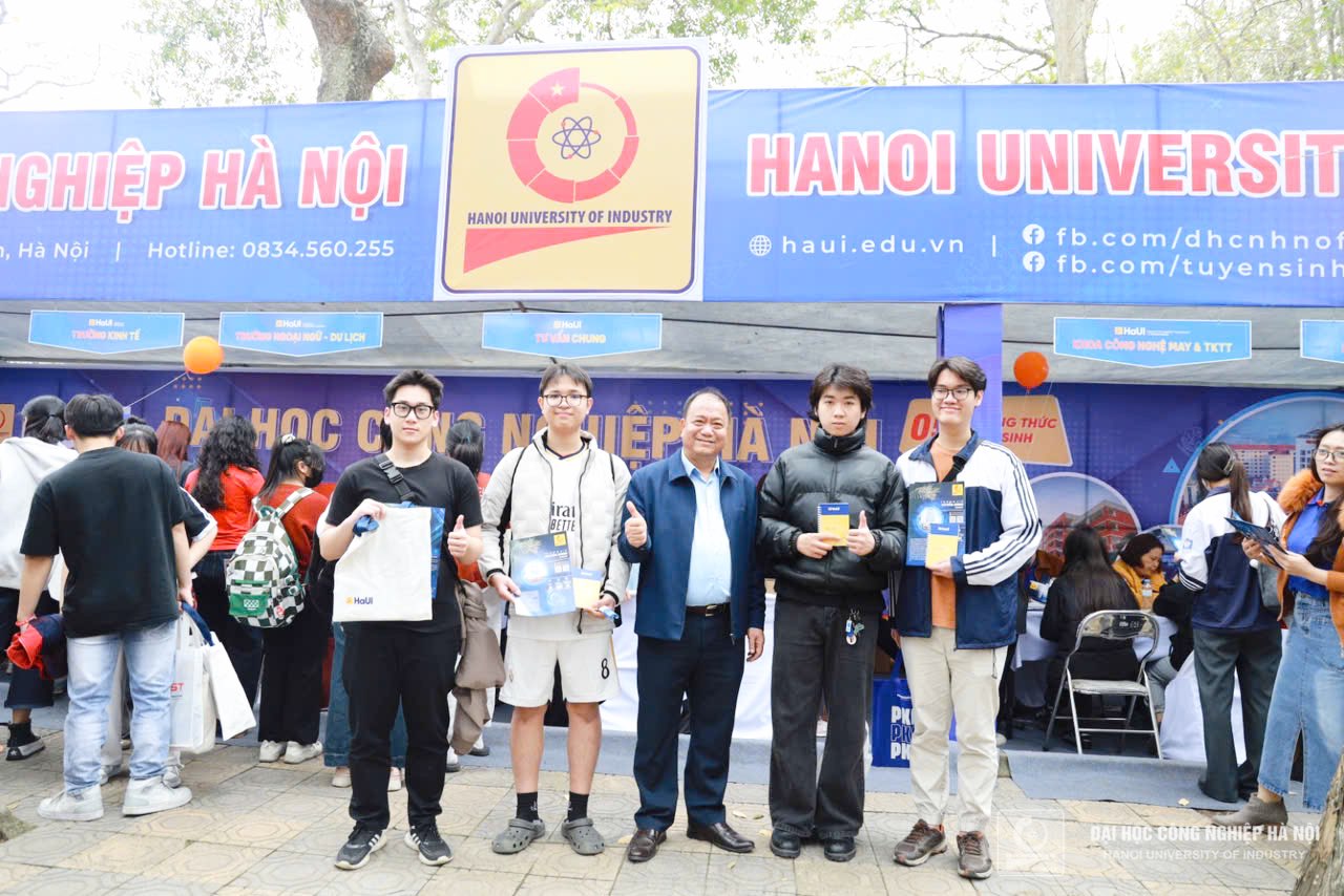 Thousands of high school students and parents participated in consulting with HaUI at the 2025 Admission and Career Counseling Day