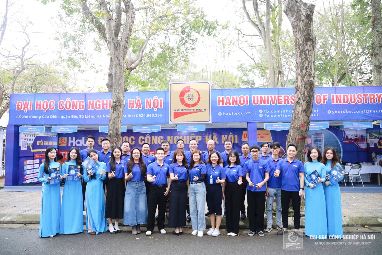 Thousands of high school students and parents participated in consulting with HaUI at the 2025 Admission and Career Counseling Day