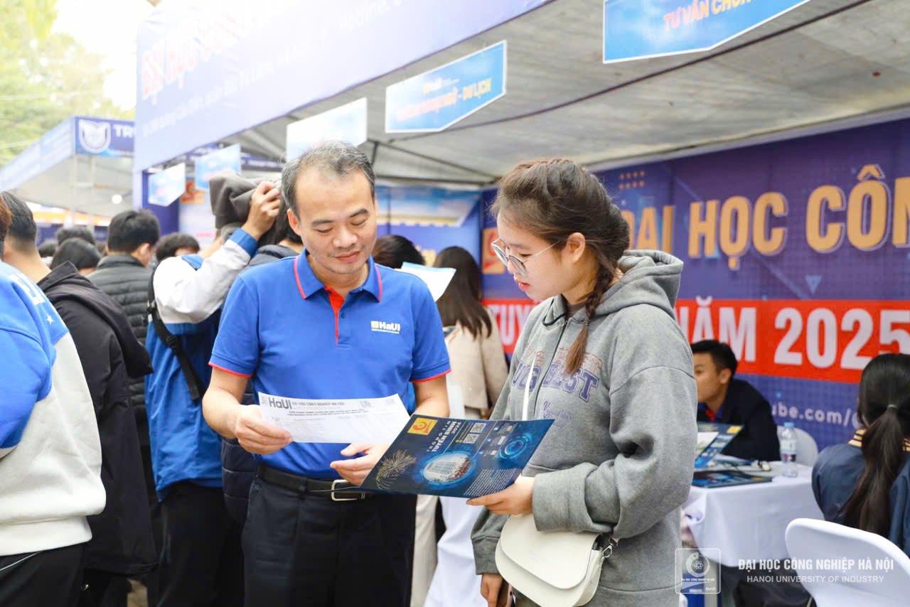 Thousands of high school students and parents participated in consulting with HaUI at the 2025 Admission and Career Counseling Day