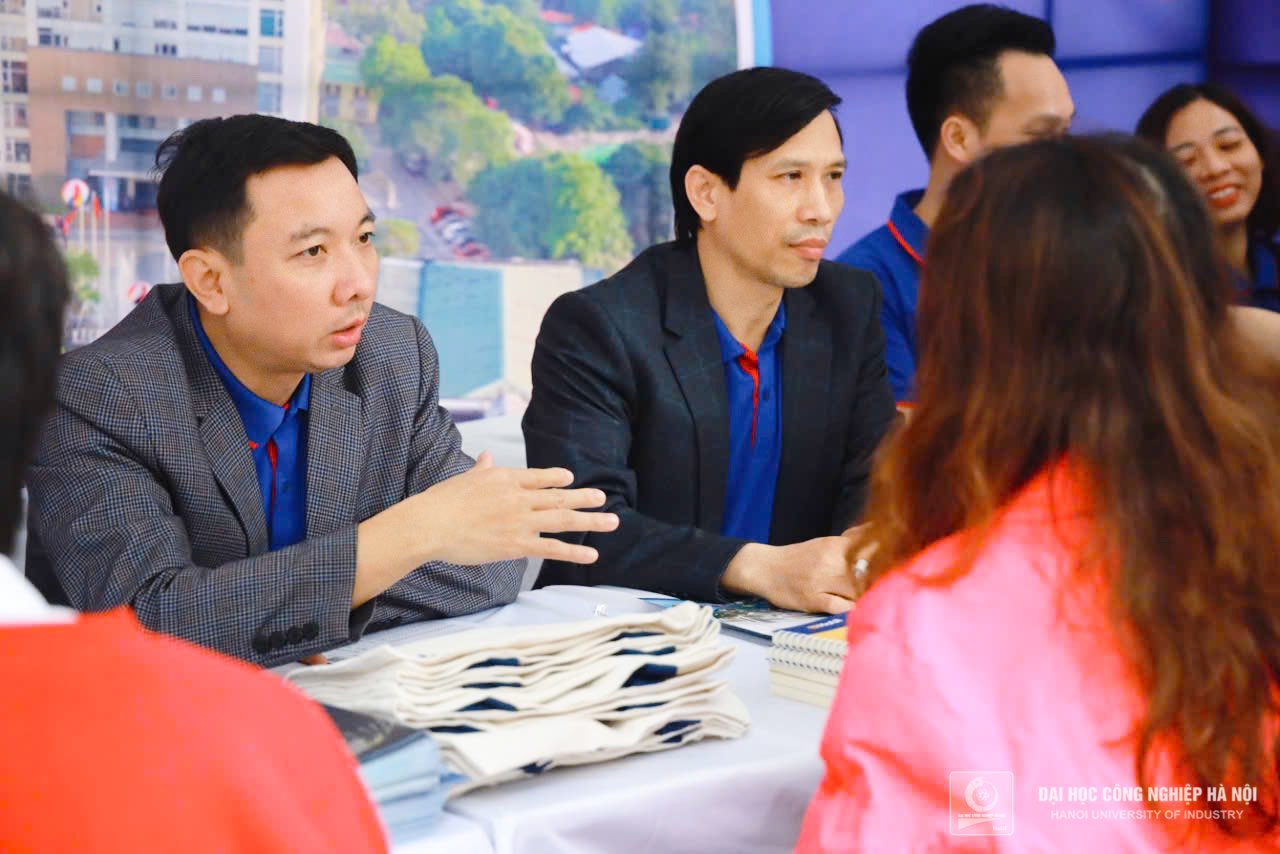 Thousands of high school students and parents participated in consulting with HaUI at the 2025 Admission and Career Counseling Day