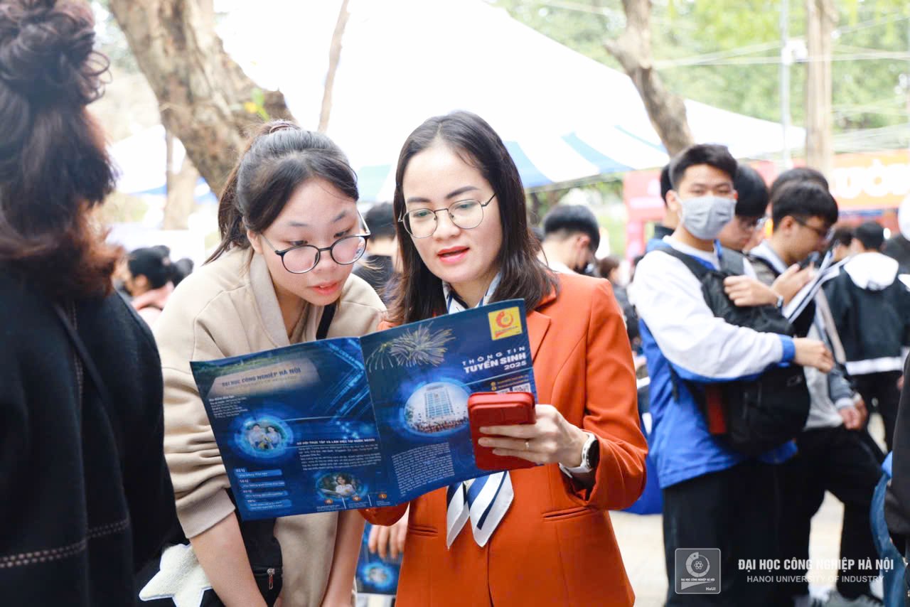 Thousands of high school students and parents participated in consulting with HaUI at the 2025 Admission and Career Counseling Day