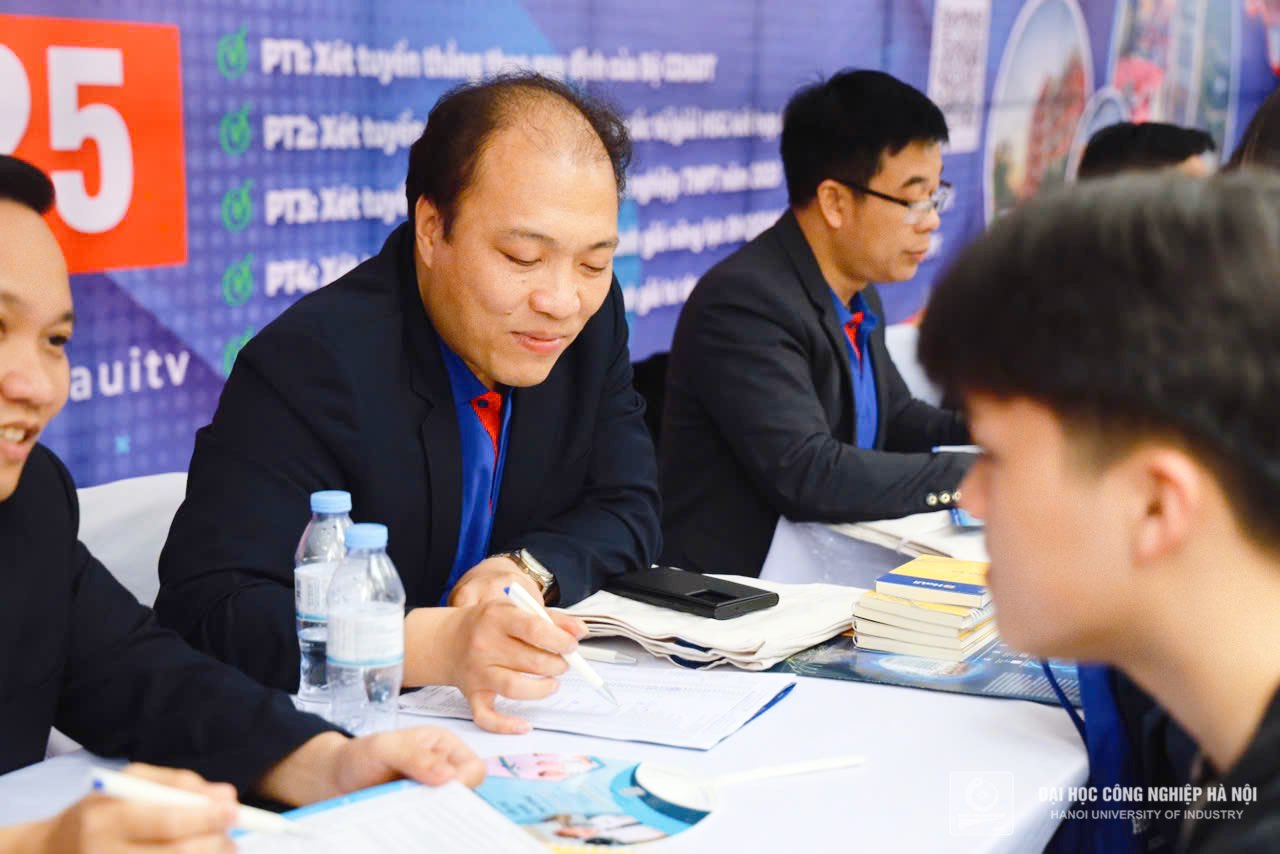 Thousands of high school students and parents participated in consulting with HaUI at the 2025 Admission and Career Counseling Day