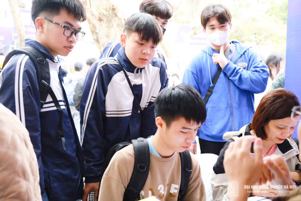 Thousands of high school students and parents participated in consulting with HaUI at the 2025 Admission and Career Counseling Day