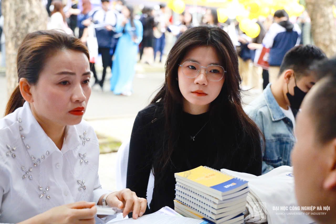 Thousands of high school students and parents participated in consulting with HaUI at the 2025 Admission and Career Counseling Day