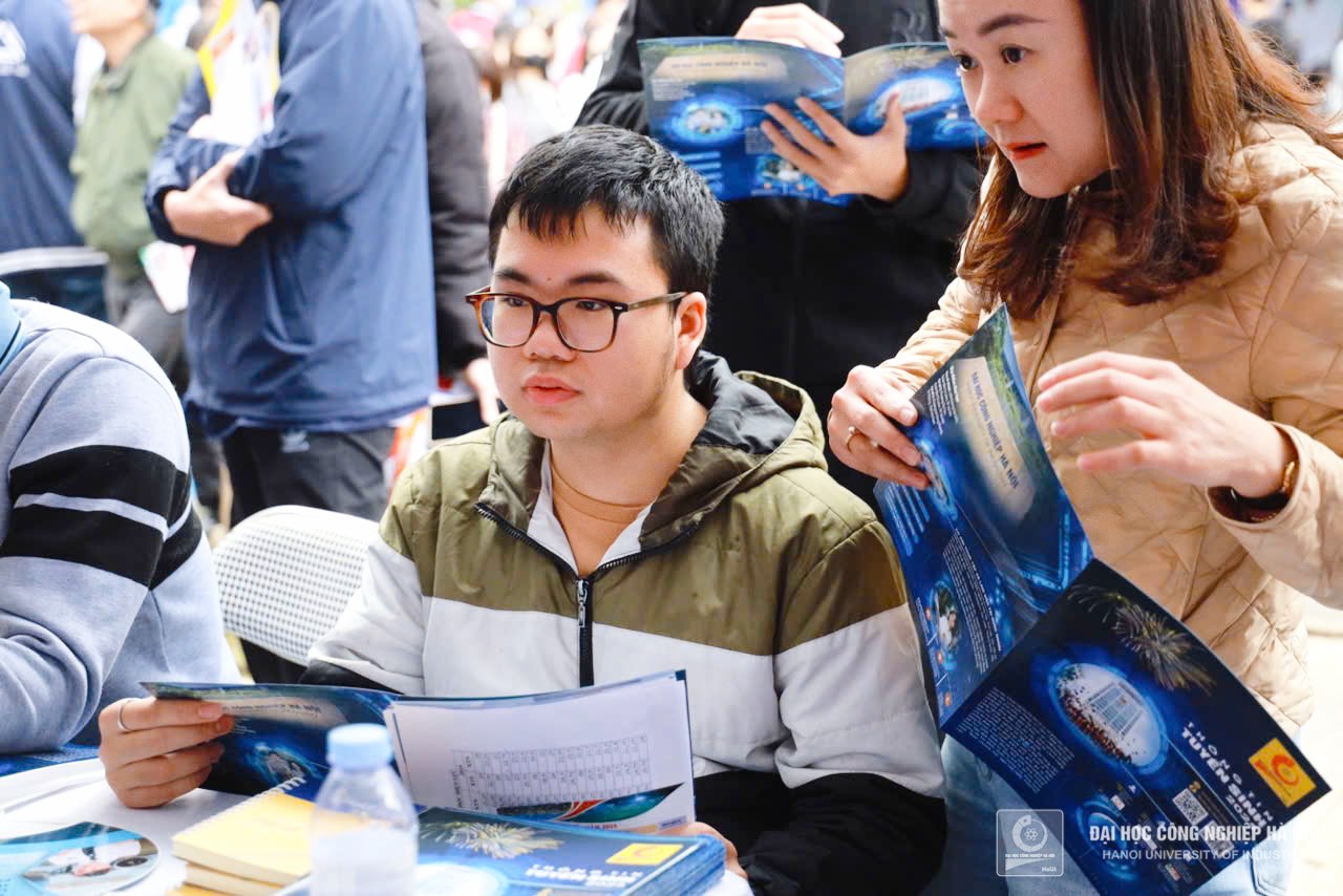 Thousands of high school students and parents participated in consulting with HaUI at the 2025 Admission and Career Counseling Day