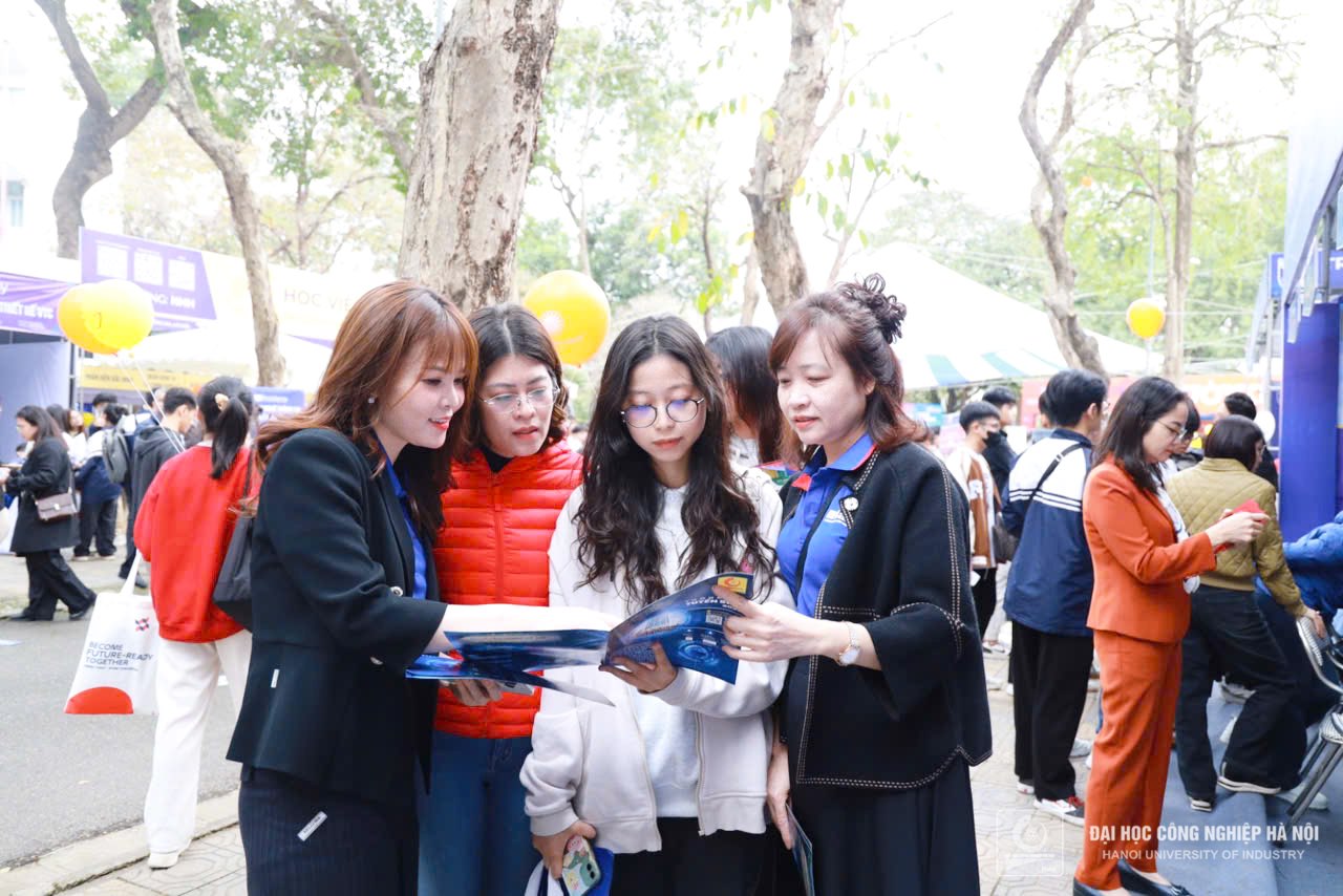 Thousands of high school students and parents participated in consulting with HaUI at the 2025 Admission and Career Counseling Day