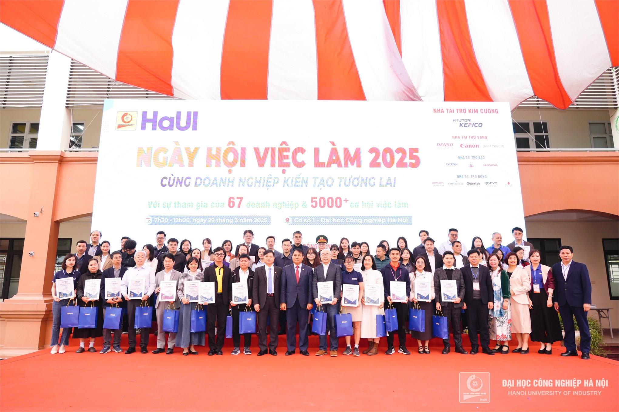 Ngày hội việc làm HaUI: Doanh nghiệp `săn đón` nhân lực chất lượng cao