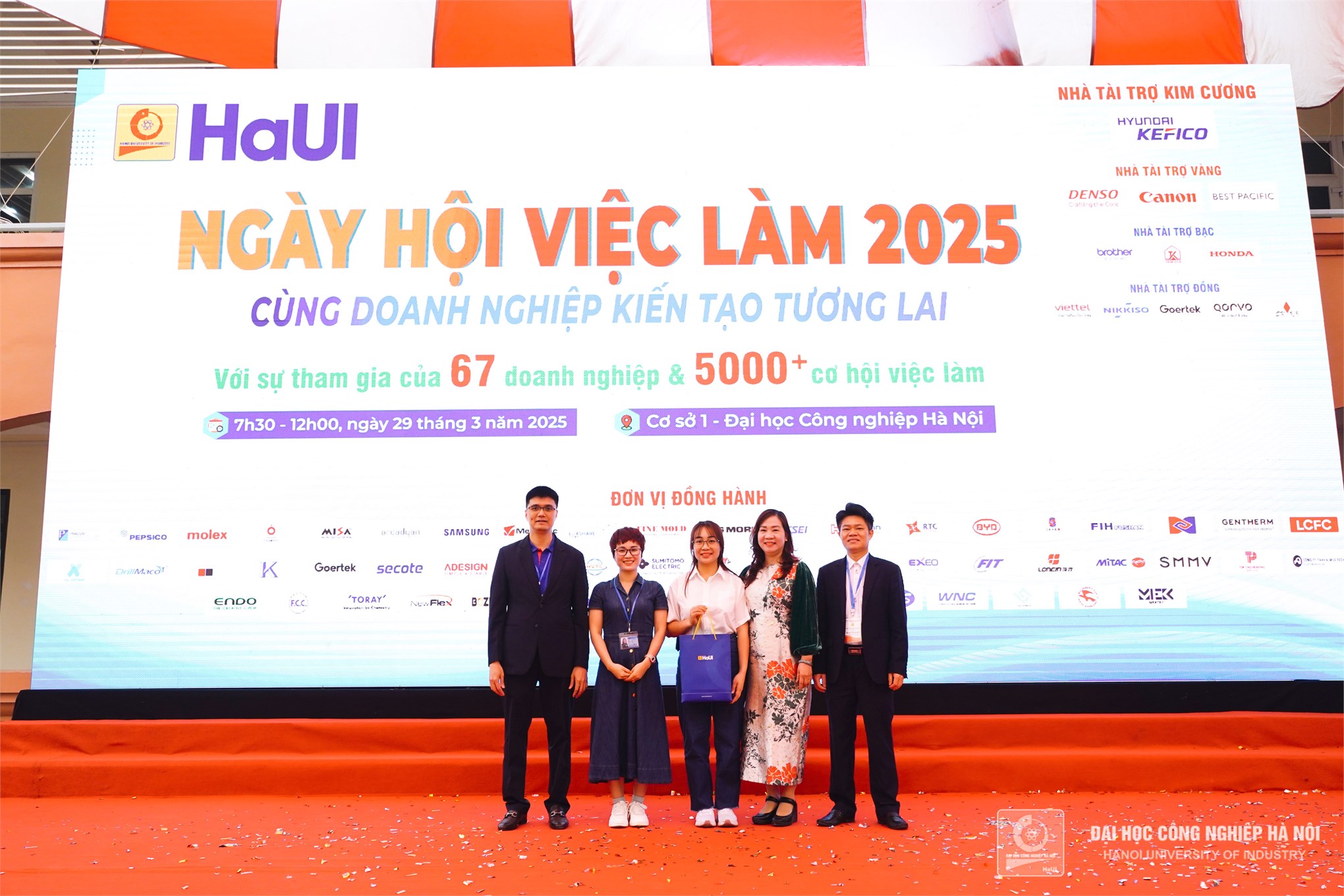 Ngày hội việc làm HaUI: Doanh nghiệp `săn đón` nhân lực chất lượng cao