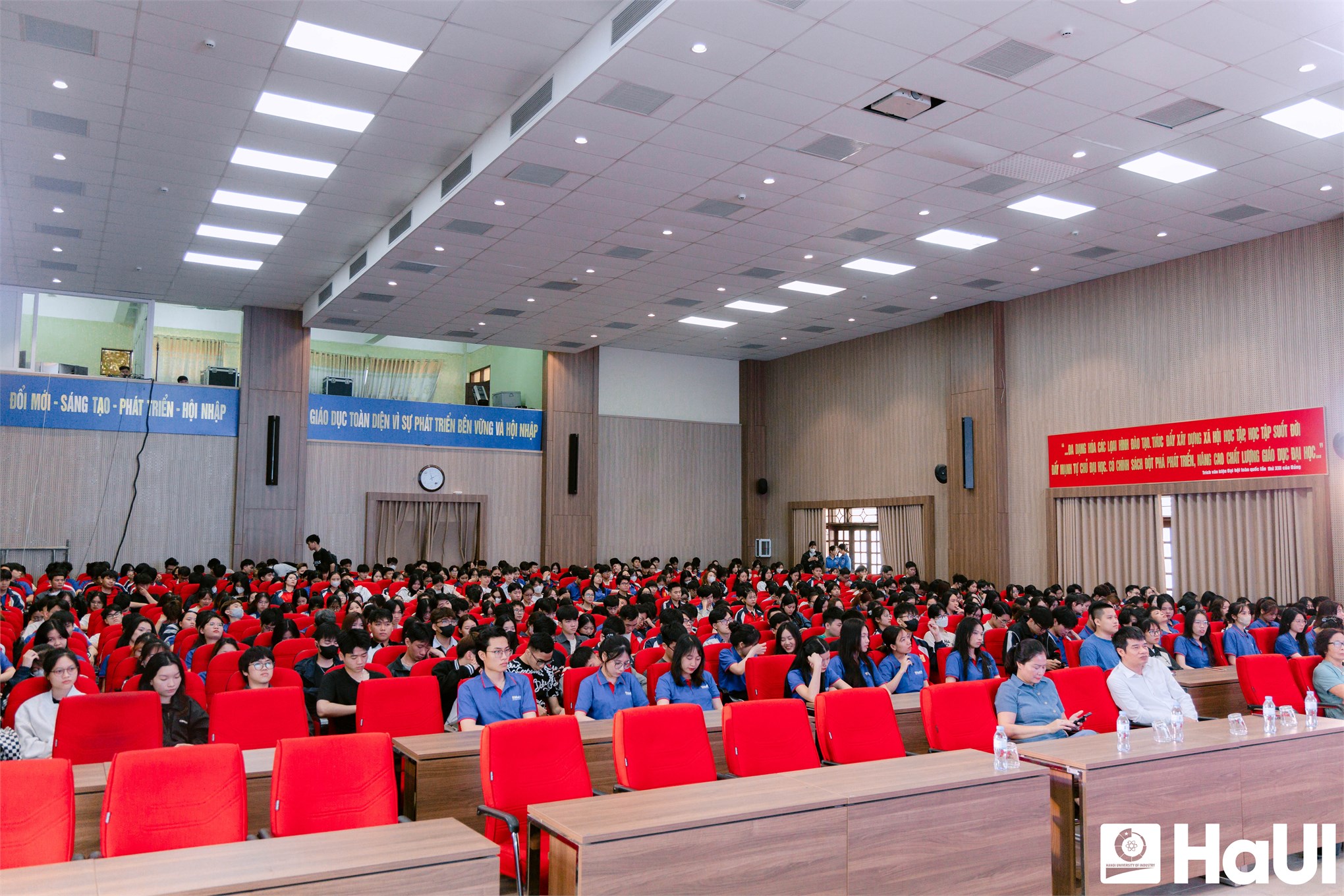 Chuyên gia `Cửa sổ tình yêu` đồng hành cùng sinh viên trong chăm sóc sức khỏe tâm thần 2025