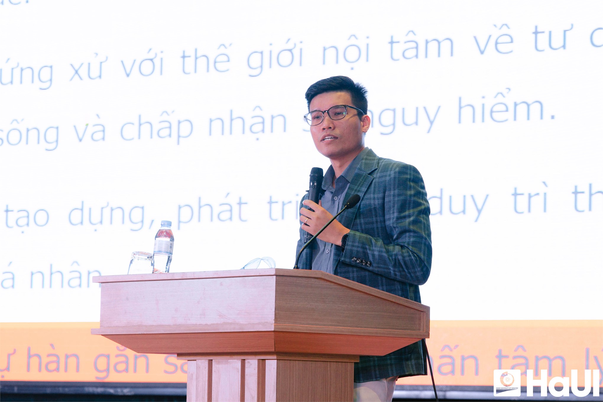 Chuyên gia `Cửa sổ tình yêu` đồng hành cùng sinh viên trong chăm sóc sức khỏe tâm thần 2025