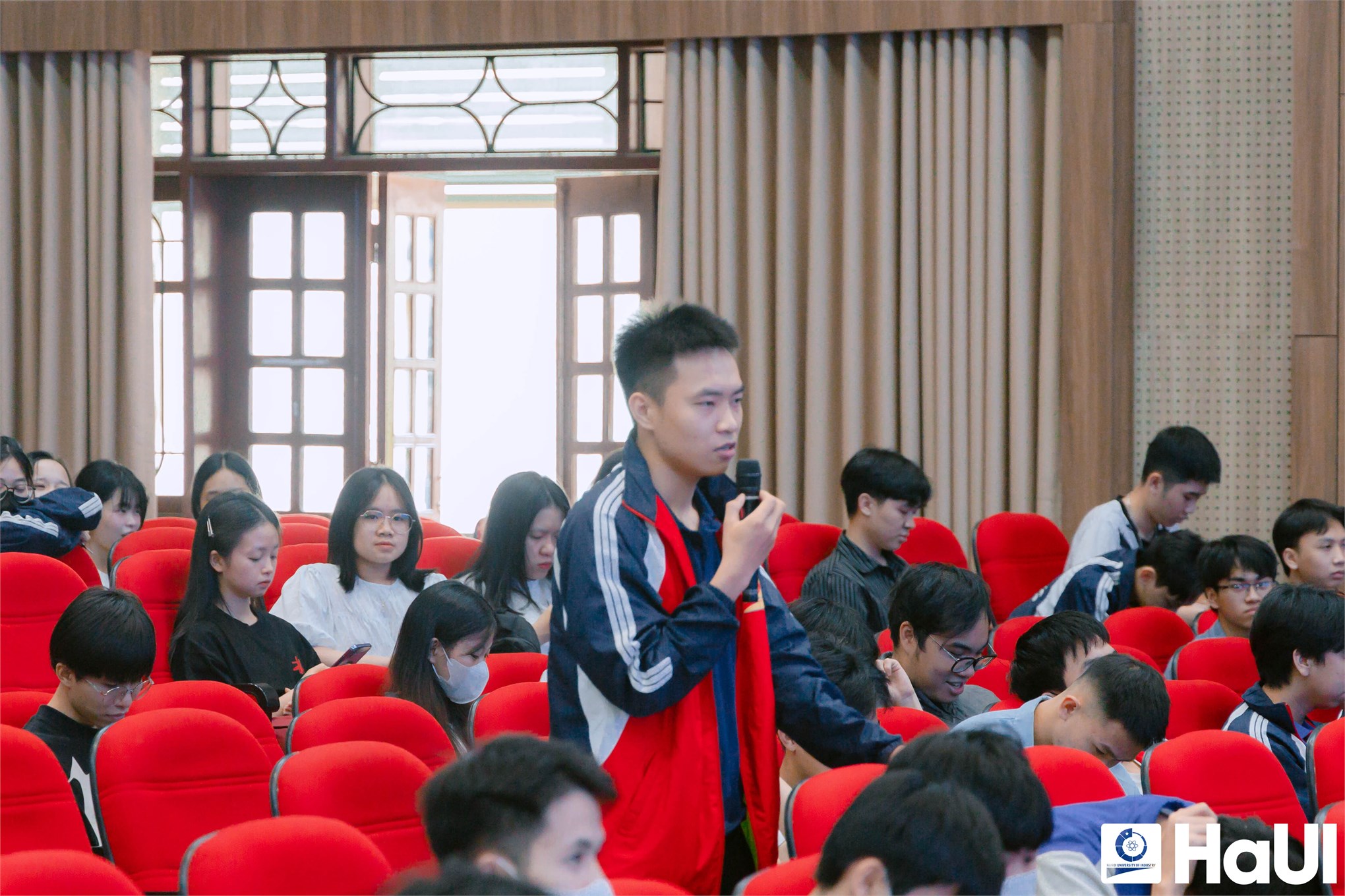 Chuyên gia `Cửa sổ tình yêu` đồng hành cùng sinh viên trong chăm sóc sức khỏe tâm thần 2025