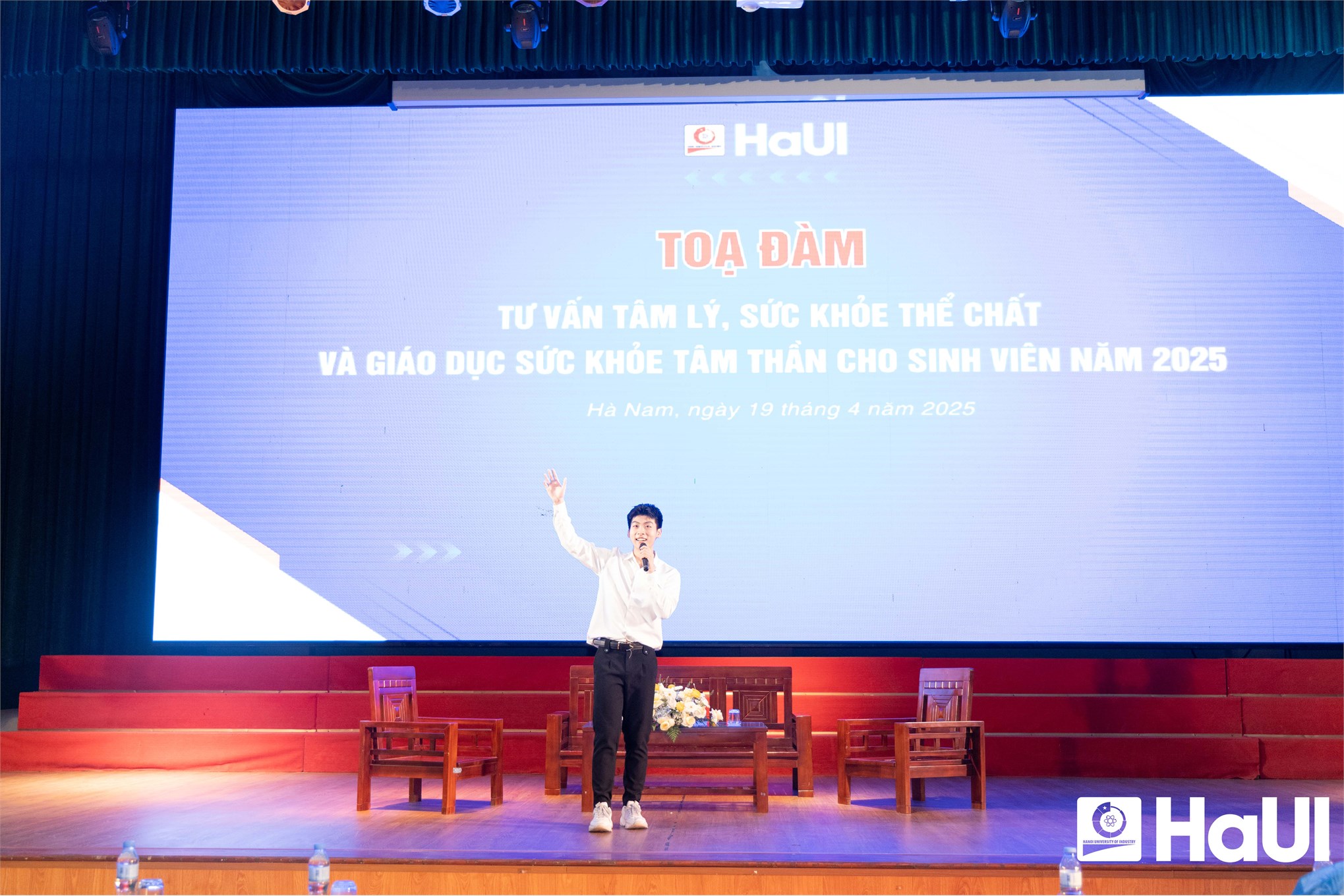 Chuyên gia `Cửa sổ tình yêu` đồng hành cùng sinh viên trong chăm sóc sức khỏe tâm thần 2025