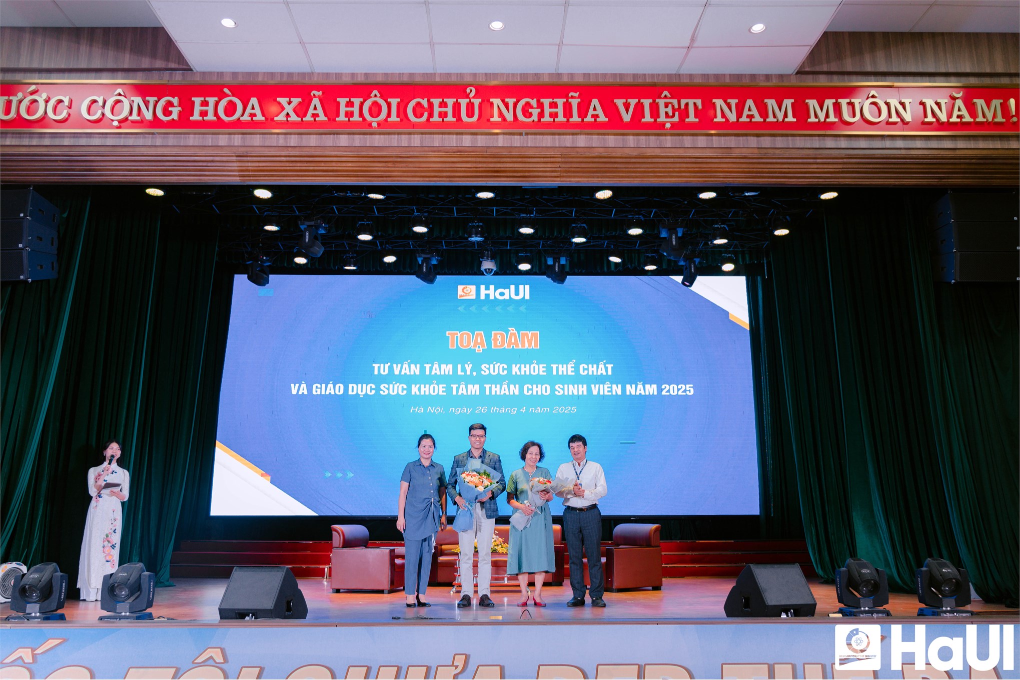 Chuyên gia `Cửa sổ tình yêu` đồng hành cùng sinh viên trong chăm sóc sức khỏe tâm thần 2025