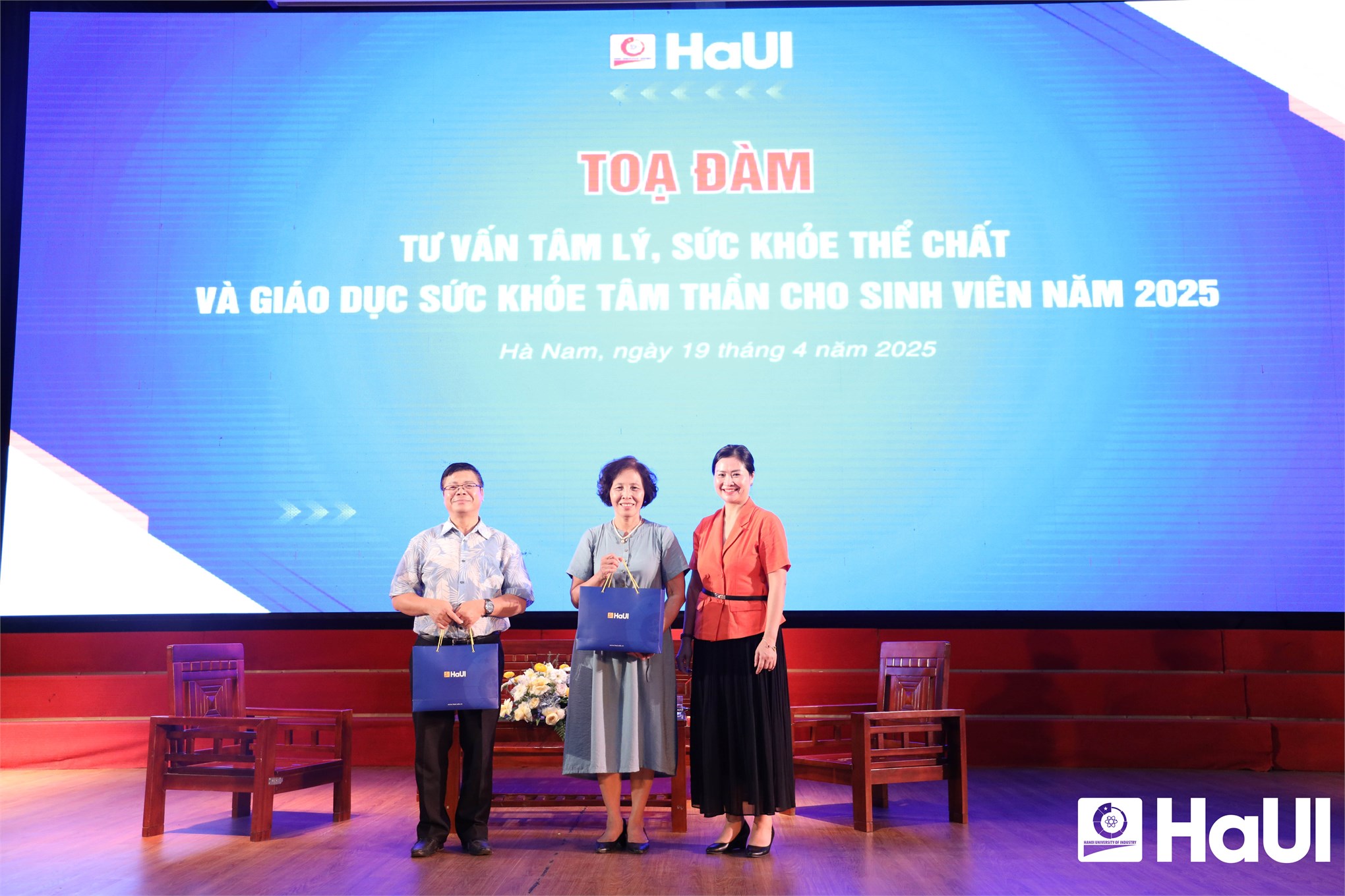 Chuyên gia `Cửa sổ tình yêu` đồng hành cùng sinh viên trong chăm sóc sức khỏe tâm thần 2025