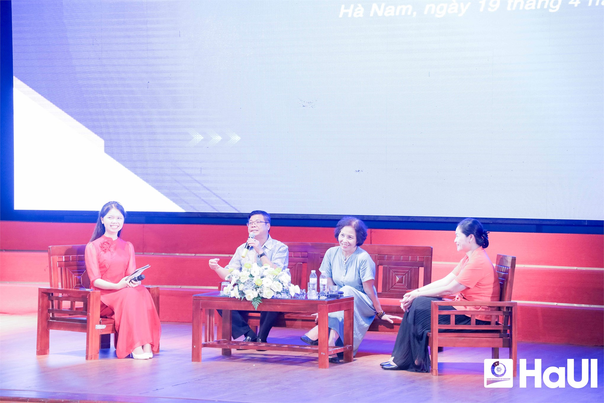 Chuyên gia `Cửa sổ tình yêu` đồng hành cùng sinh viên trong chăm sóc sức khỏe tâm thần 2025