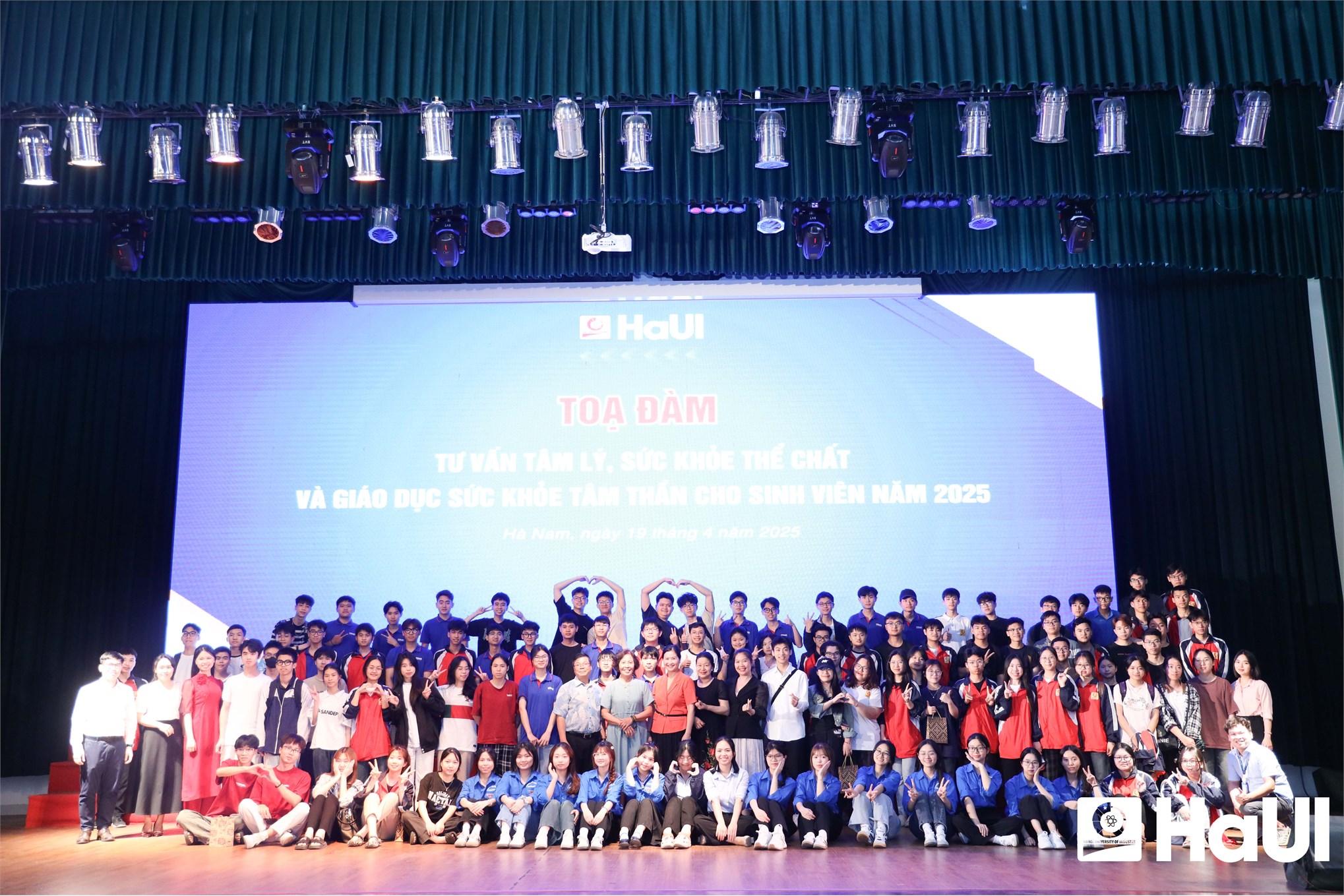 Chuyên gia `Cửa sổ tình yêu` đồng hành cùng sinh viên trong tư vấn tâm lý, sức khỏe thể chất và giáo dục sức khỏe tâm thần năm 2025