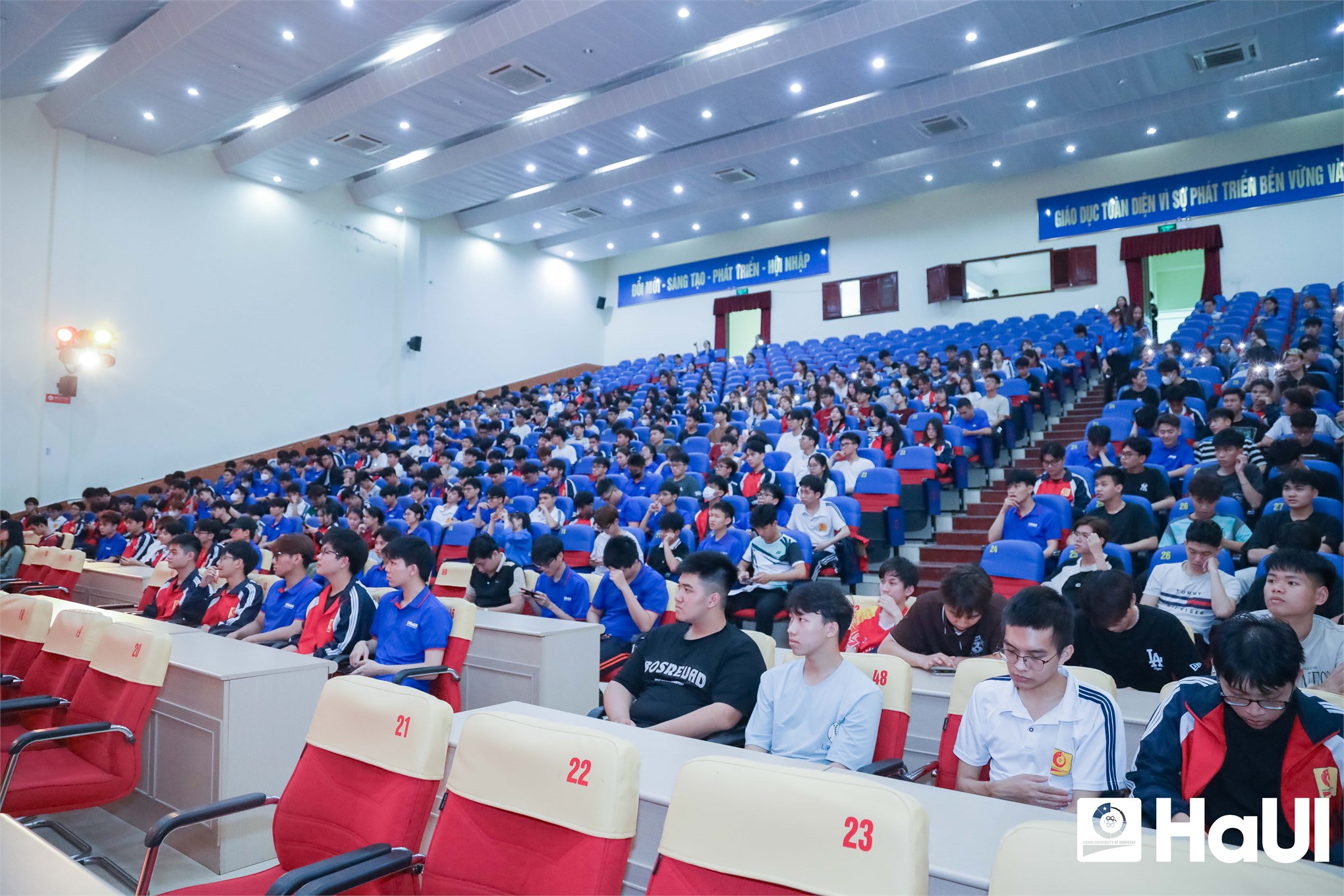 Chuyên gia `Cửa sổ tình yêu` đồng hành cùng sinh viên trong tư vấn tâm lý, sức khỏe thể chất và giáo dục sức khỏe tâm thần năm 2025