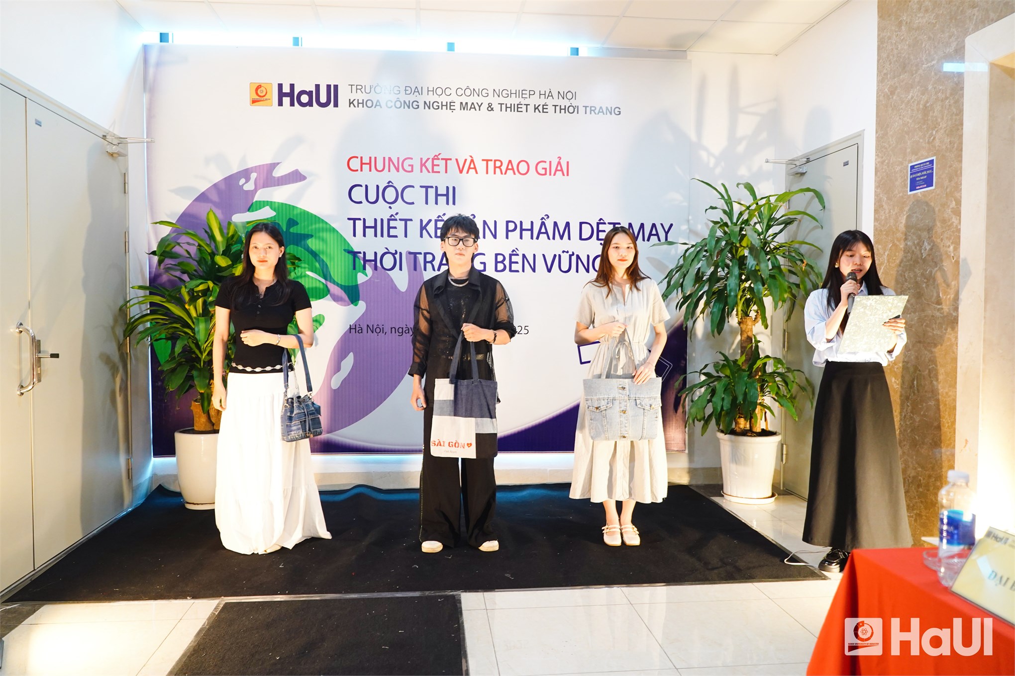 Sáng tạo, trách nhiệm cộng đồng thấm đẫm và rực sáng trong các tác phẩm nghệ thuật tại `Sustainable Fashion Textile and Garment Design`