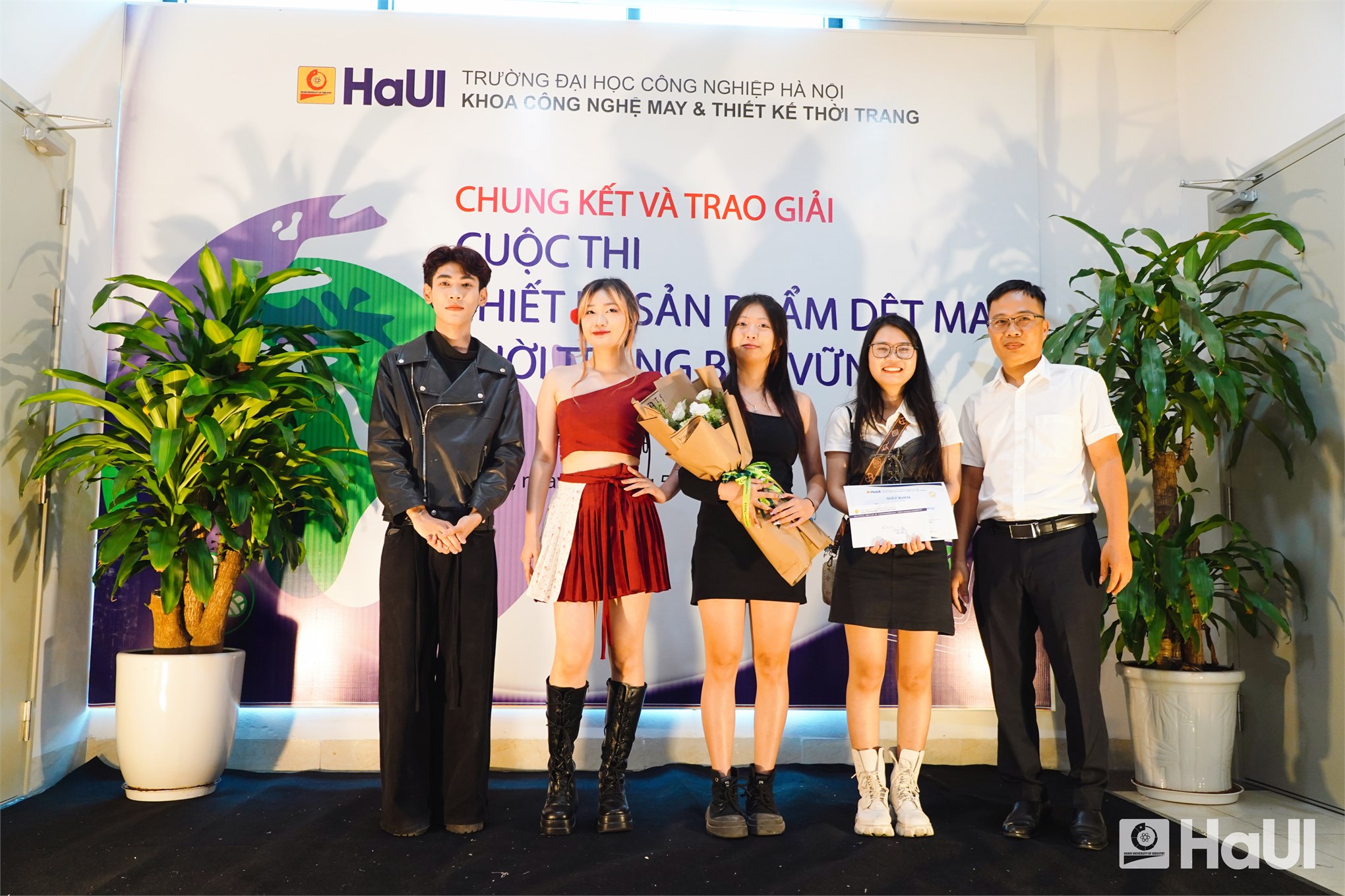 Sáng tạo, trách nhiệm cộng đồng thấm đẫm và rực sáng trong các tác phẩm nghệ thuật tại `Sustainable Fashion Textile and Garment Design`