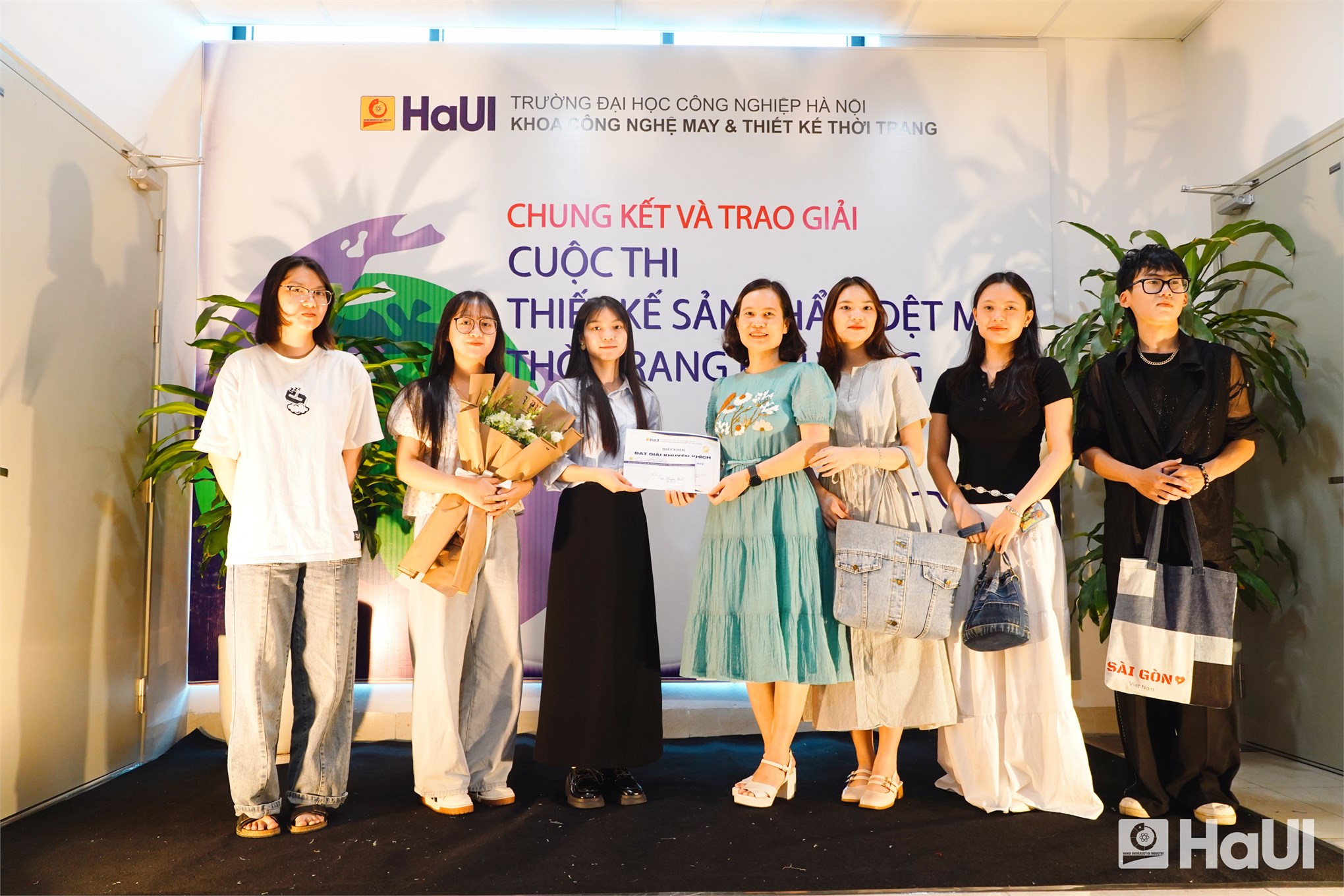 Sáng tạo, trách nhiệm cộng đồng thấm đẫm và rực sáng trong các tác phẩm nghệ thuật tại `Sustainable Fashion Textile and Garment Design`
