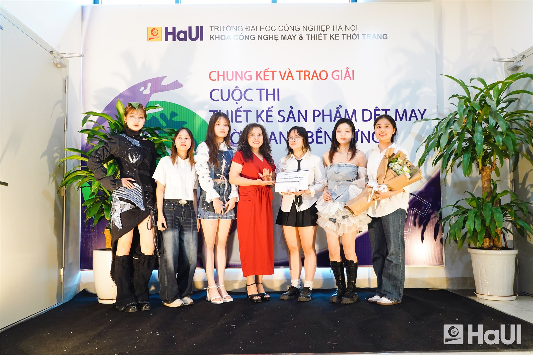 Sáng tạo, trách nhiệm cộng đồng thấm đẫm và rực sáng trong các tác phẩm nghệ thuật tại `Sustainable Fashion Textile and Garment Design`