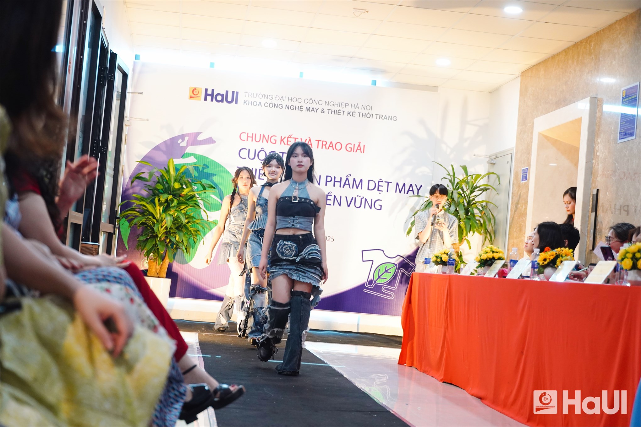 Sáng tạo, trách nhiệm cộng đồng thấm đẫm và rực sáng trong các tác phẩm nghệ thuật tại `Sustainable Fashion Textile and Garment Design`