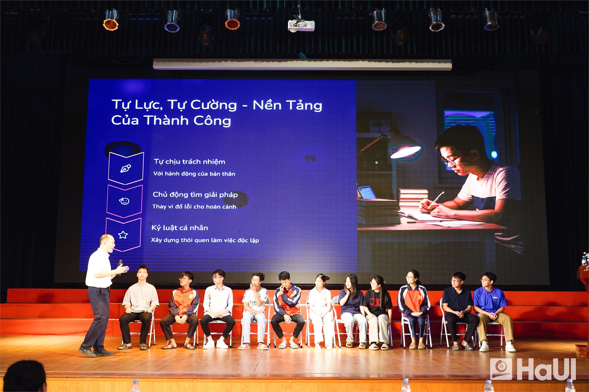 HaUI `tiếp lửa` cho sinh viên, sẵn sàng cho hành trang bước vào kỷ nguyên số