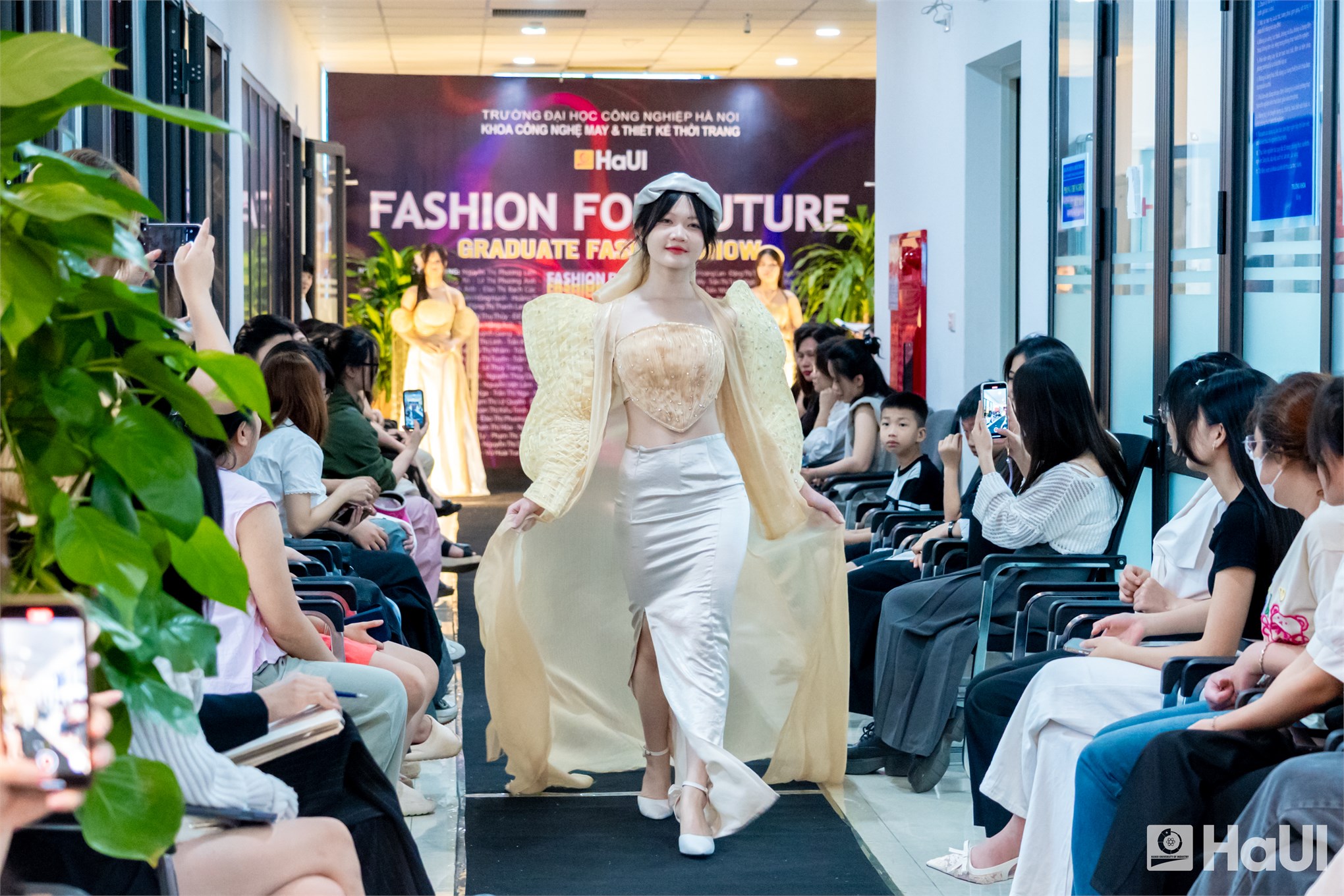 Dấu ấn khoá 16 Khoa Công nghệ May và Thiết kế Thời trang: Khi bản sắc Việt là nguồn cảm hứng bất tận cho thời trang