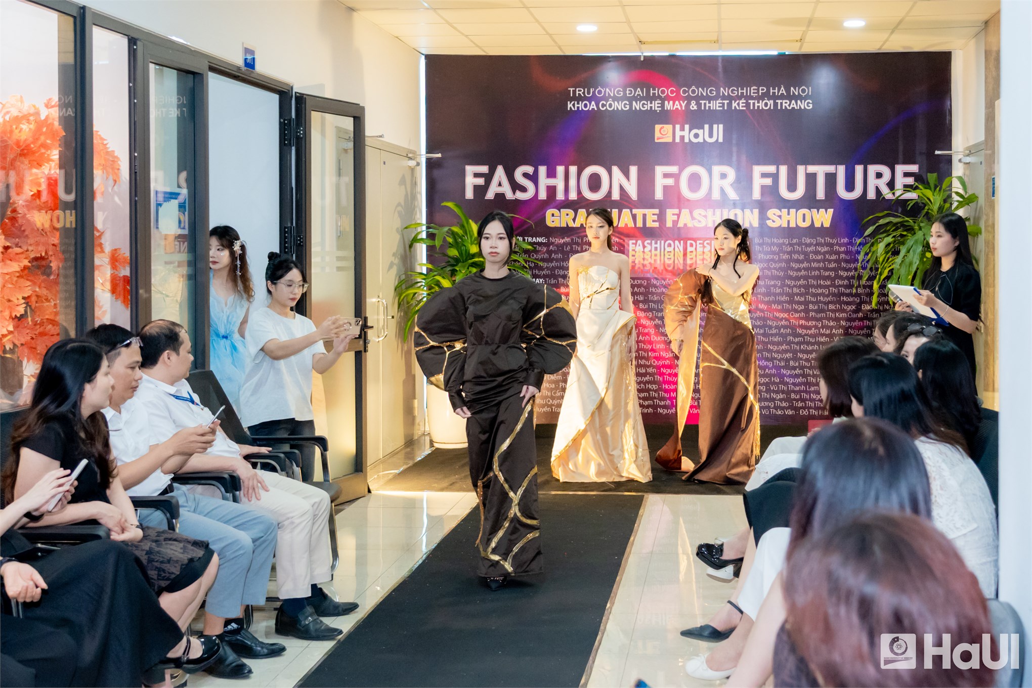 Dấu ấn khoá 16 Khoa Công nghệ May và Thiết kế Thời trang: Khi bản sắc Việt là nguồn cảm hứng bất tận cho thời trang