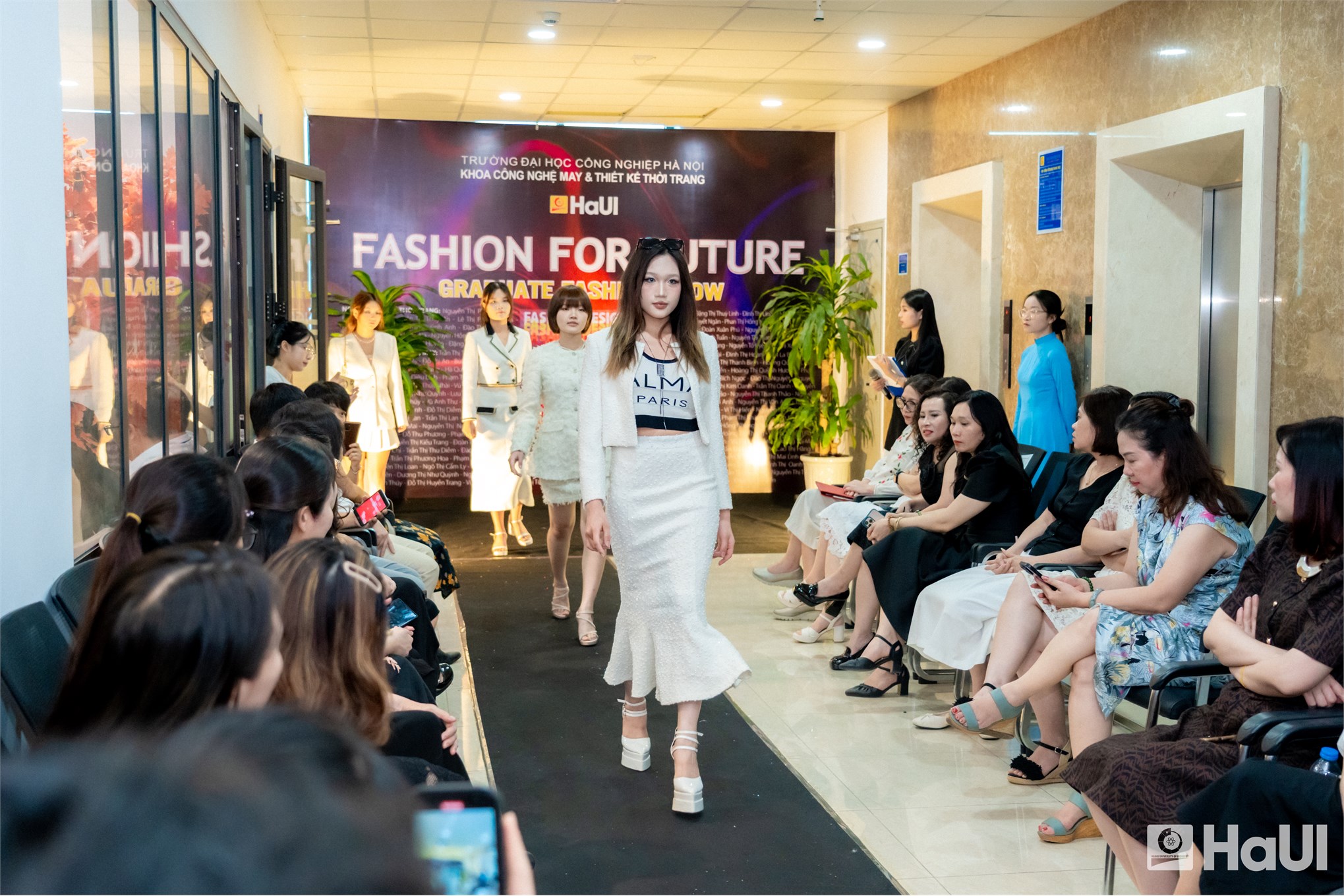 Dấu ấn khoá 16 Khoa Công nghệ May và Thiết kế Thời trang: Khi bản sắc Việt là nguồn cảm hứng bất tận cho thời trang