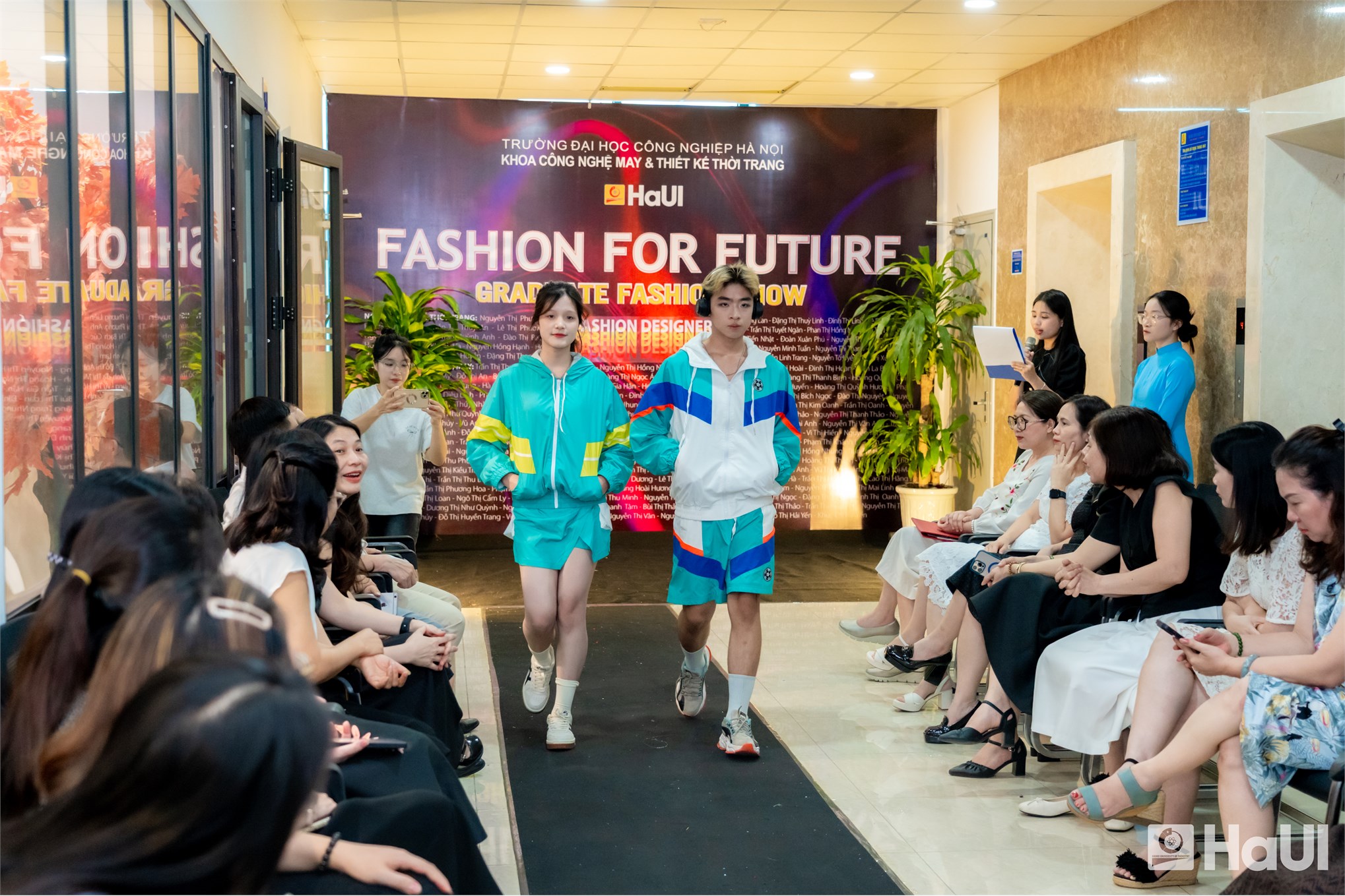 Dấu ấn khoá 16 Khoa Công nghệ May và Thiết kế Thời trang: Khi bản sắc Việt là nguồn cảm hứng bất tận cho thời trang