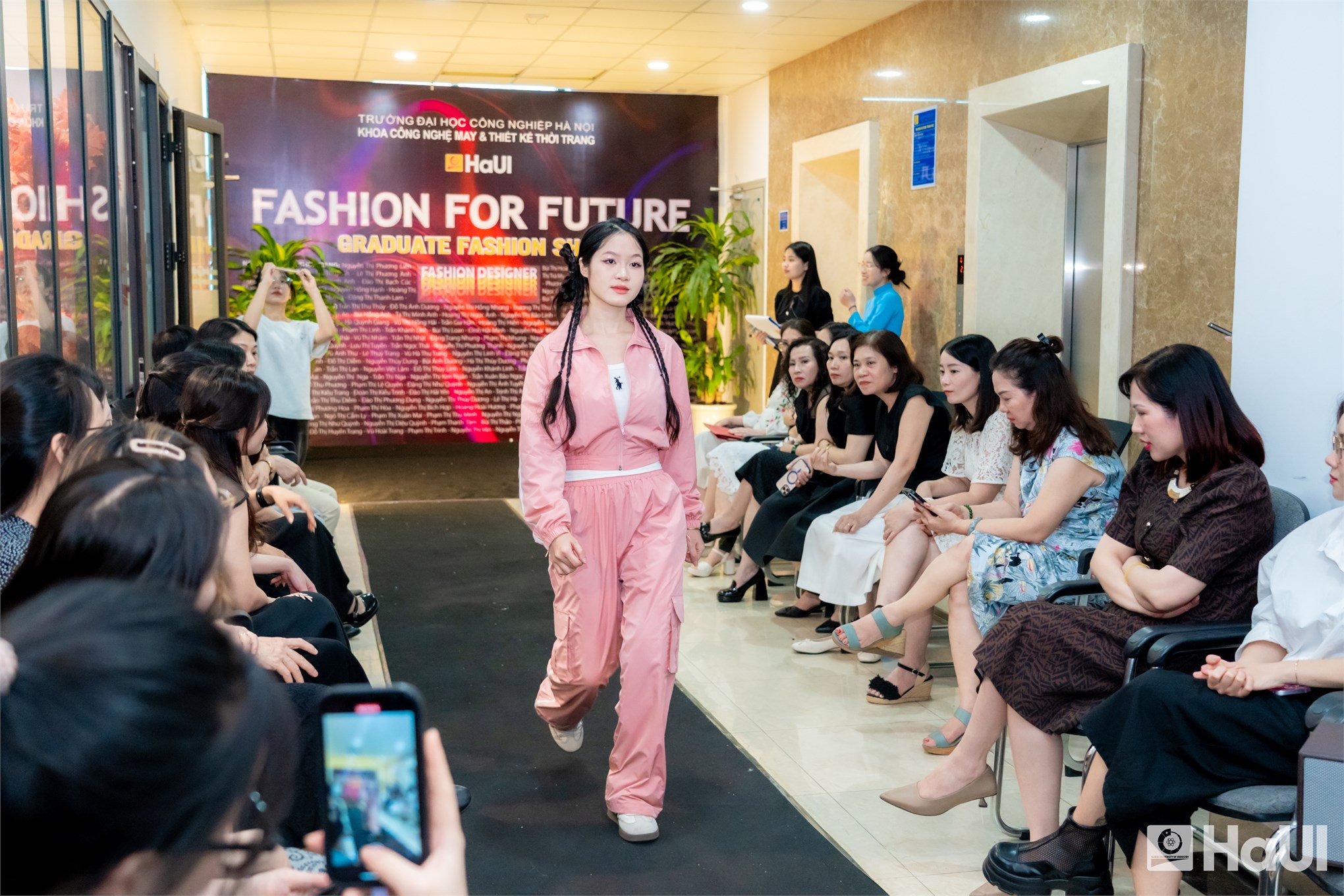 Dấu ấn khoá 16 Khoa Công nghệ May và Thiết kế Thời trang: Khi bản sắc Việt là nguồn cảm hứng bất tận cho thời trang