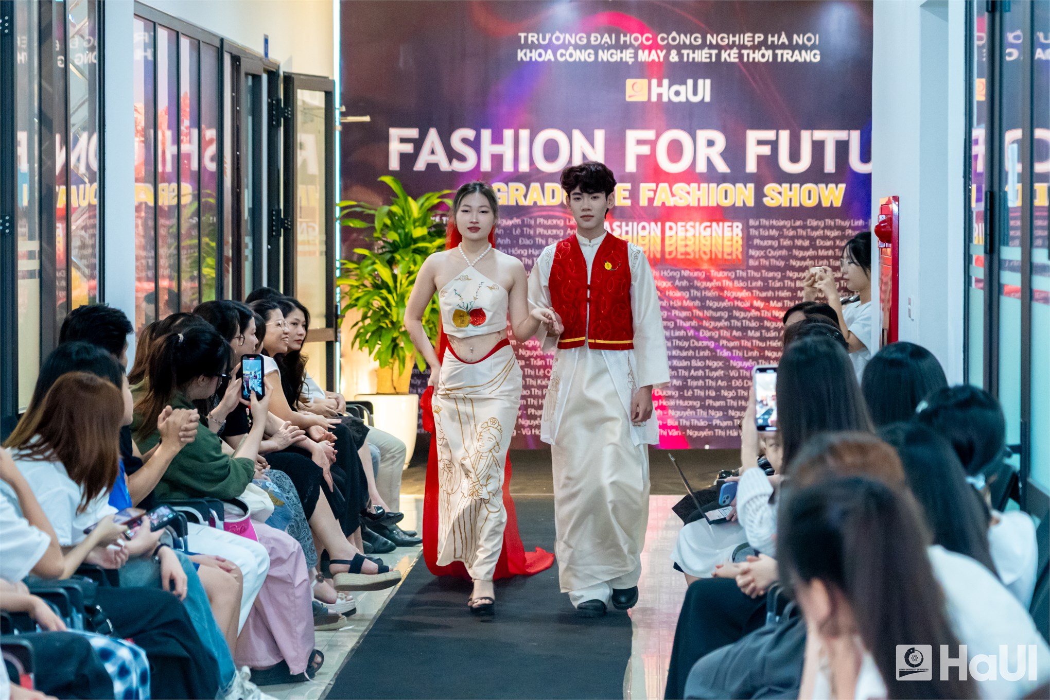 Dấu ấn khoá 16 Khoa Công nghệ May và Thiết kế Thời trang: Khi bản sắc Việt là nguồn cảm hứng bất tận cho thời trang