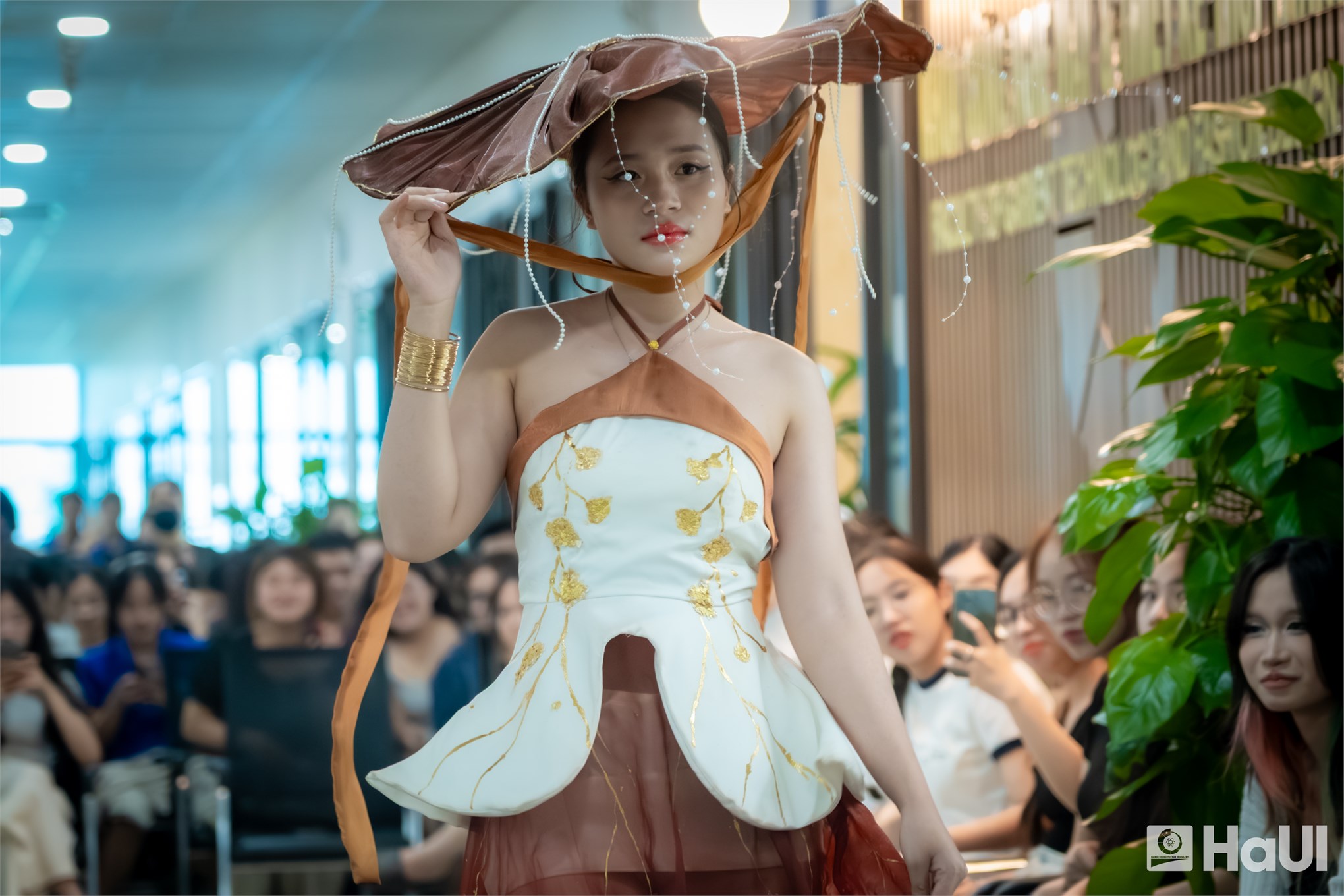 Dấu ấn khoá 16 Khoa Công nghệ May và Thiết kế Thời trang: Khi bản sắc Việt là nguồn cảm hứng bất tận cho thời trang