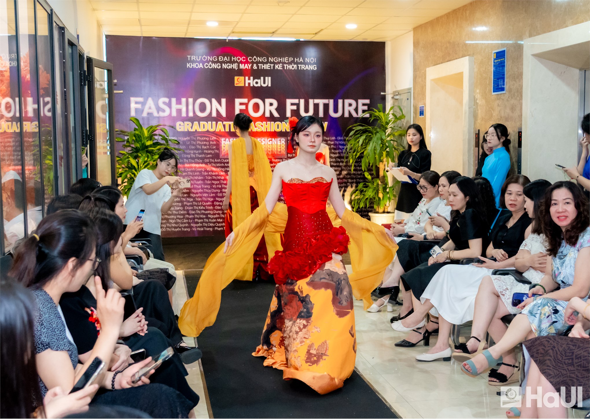 Dấu ấn khoá 16 Khoa Công nghệ May và Thiết kế Thời trang: Khi bản sắc Việt là nguồn cảm hứng bất tận cho thời trang