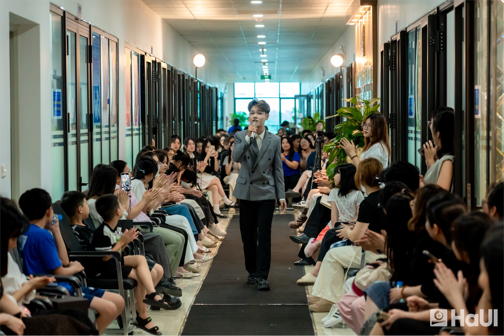 Dấu ấn khoá 16 Khoa Công nghệ May và Thiết kế Thời trang: Khi bản sắc Việt là nguồn cảm hứng bất tận cho thời trang
