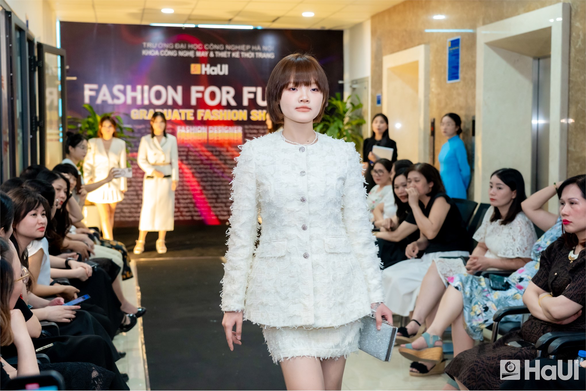 Dấu ấn khoá 16 Khoa Công nghệ May và Thiết kế Thời trang: Khi bản sắc Việt là nguồn cảm hứng bất tận cho thời trang