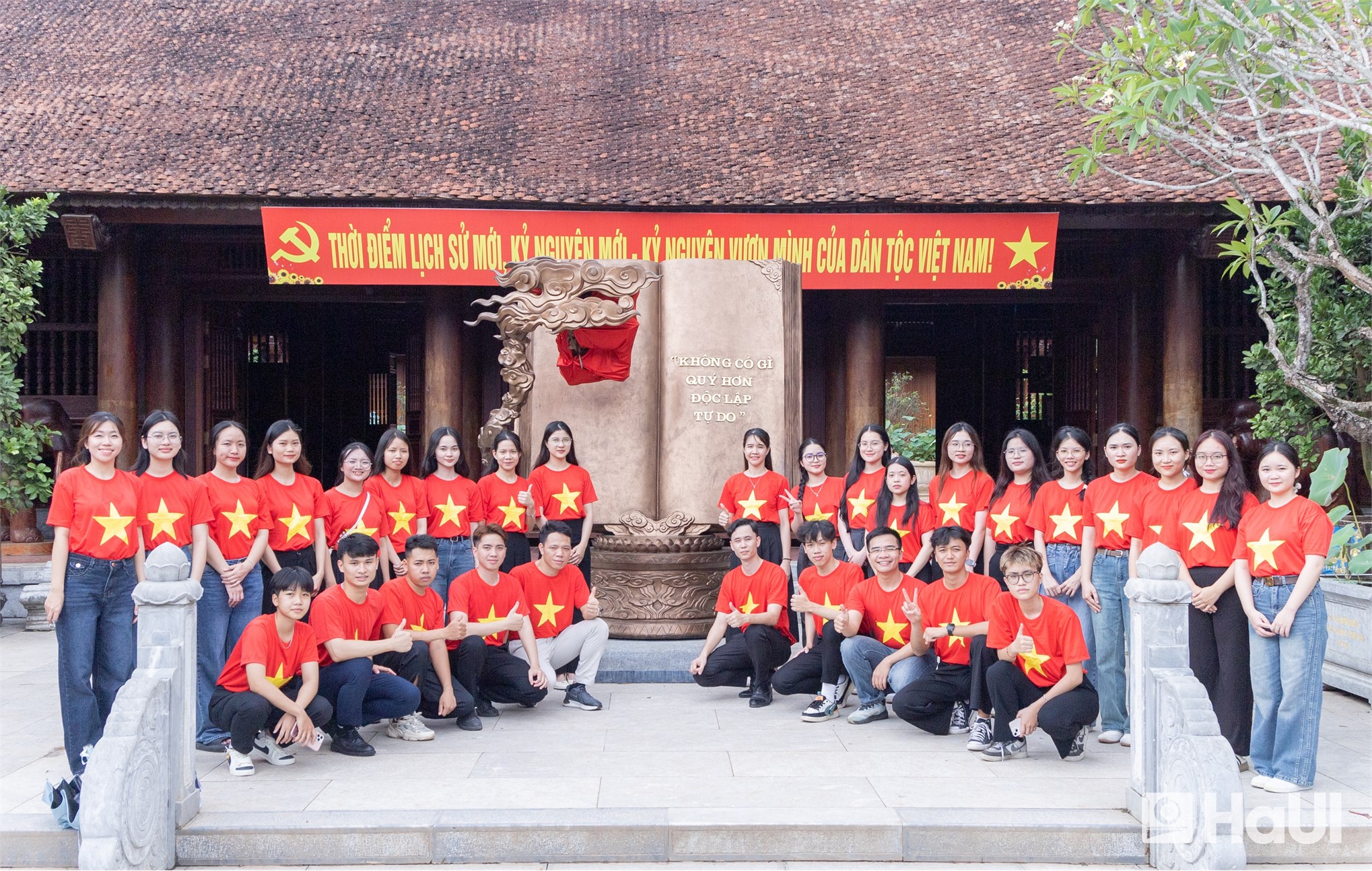 Bồi đắp lý tưởng qua những `địa chỉ đỏ`: Sinh viên HaUI khắc ghi lời dạy của Bác
