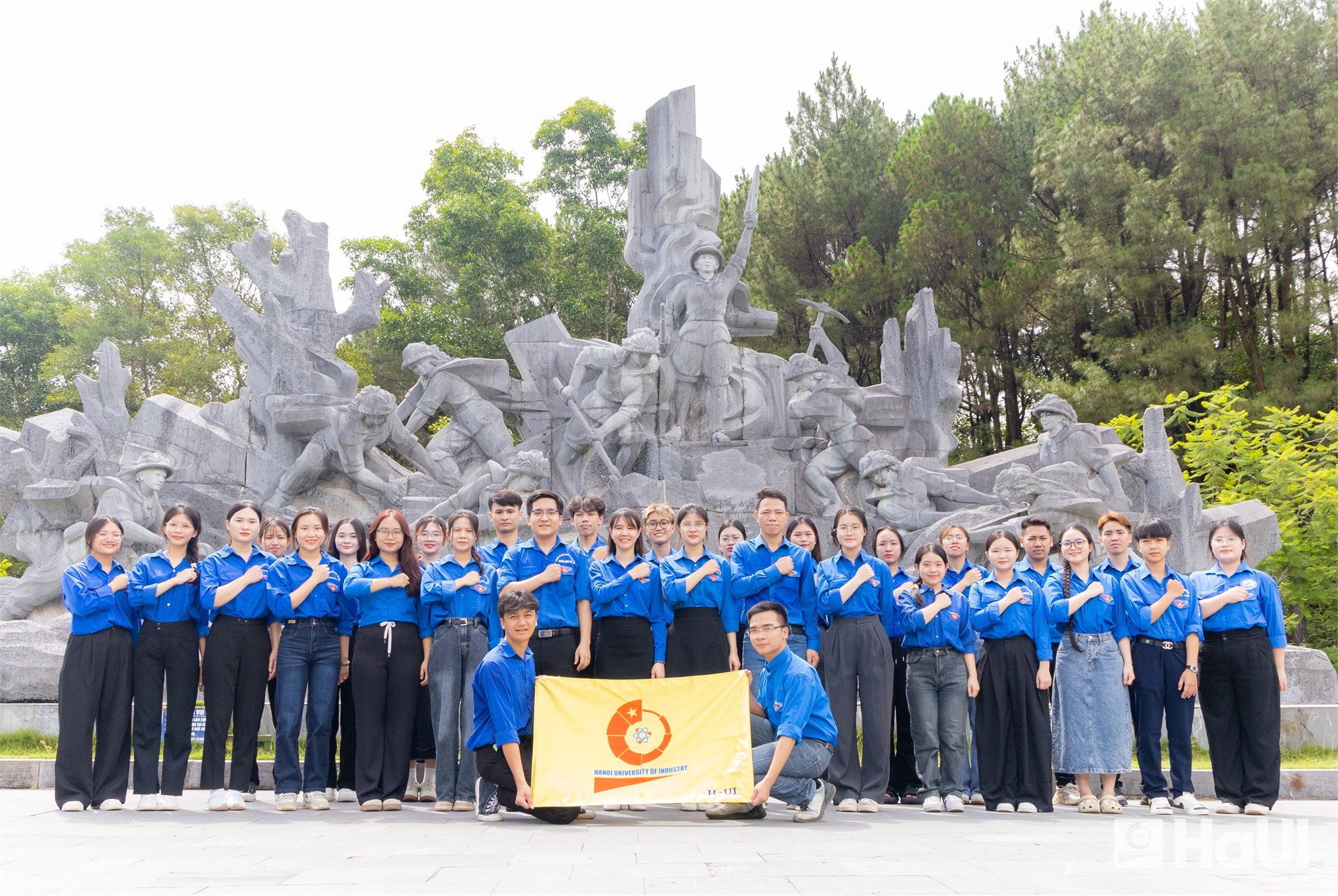 Bồi đắp lý tưởng qua những `địa chỉ đỏ`: Sinh viên HaUI khắc ghi lời dạy của Bác