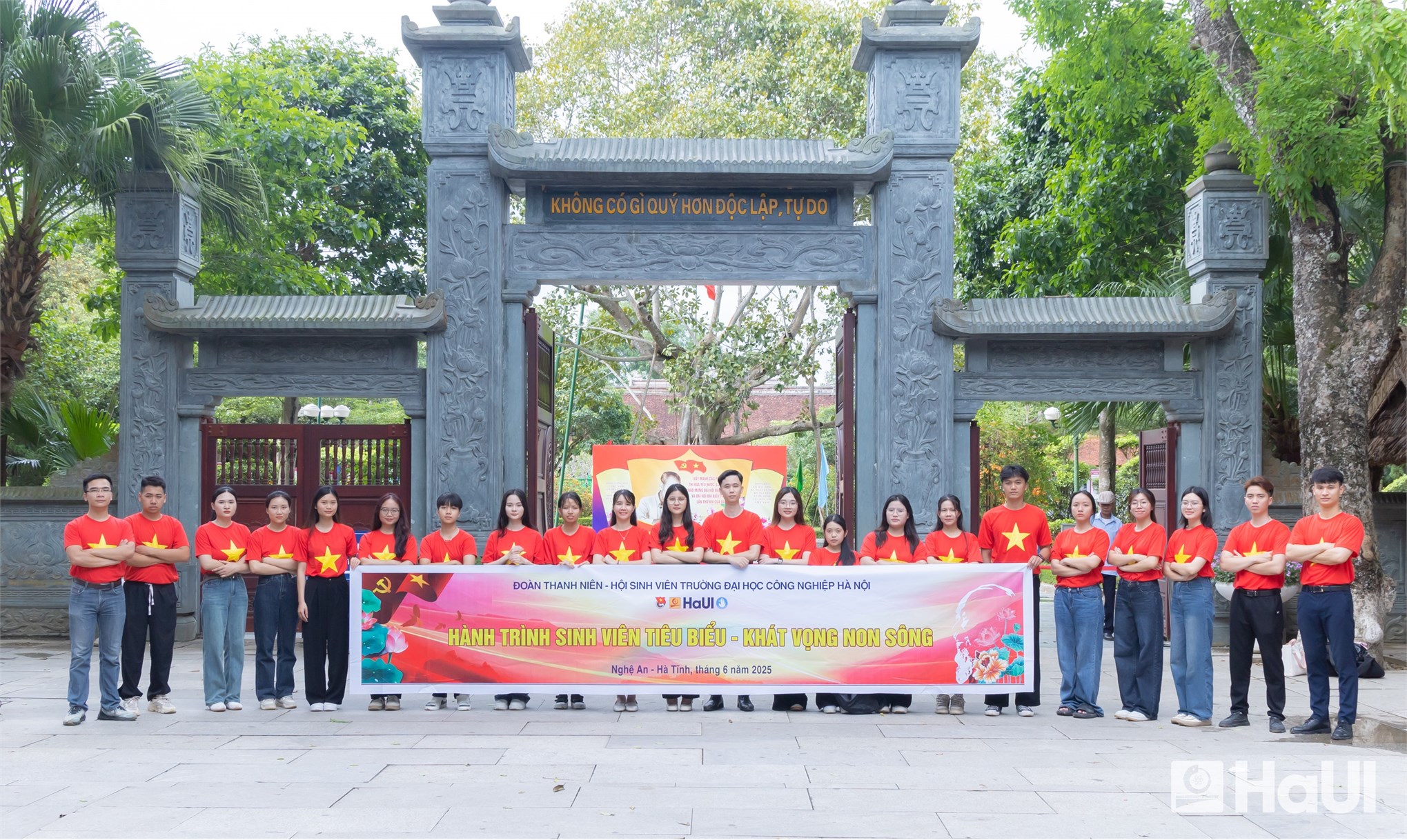 Bồi đắp lý tưởng qua những `địa chỉ đỏ`: Sinh viên HaUI khắc ghi lời dạy của Bác