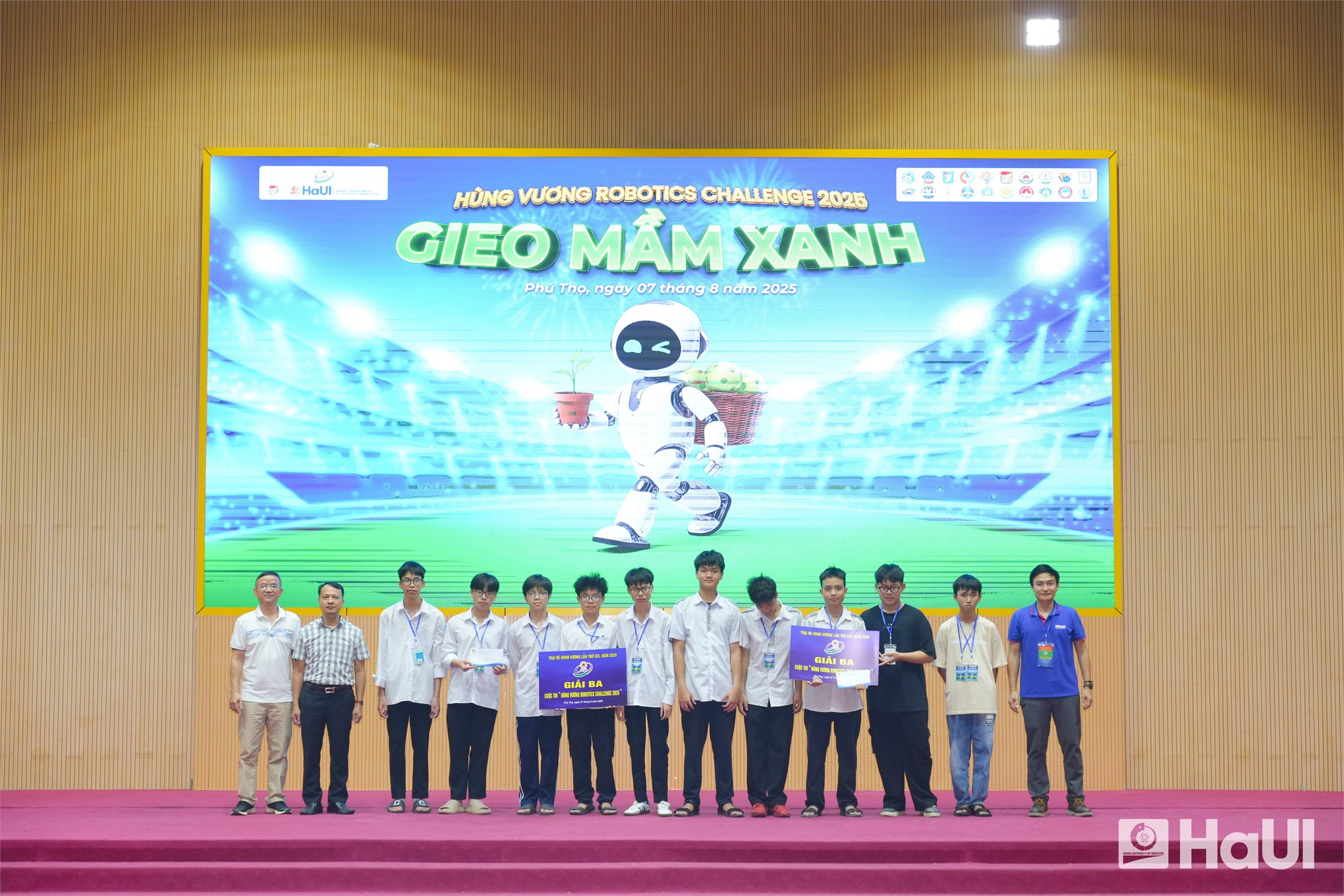 `Hùng Vương Robotics Challenge 2025`: Lan tỏa thông điệp `Gieo mầm xanh` vì tương lai bền vững