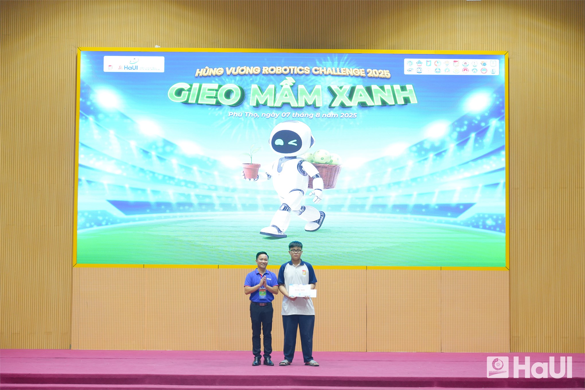 `Hùng Vương Robotics Challenge 2025`: Lan tỏa thông điệp `Gieo mầm xanh` vì tương lai bền vững