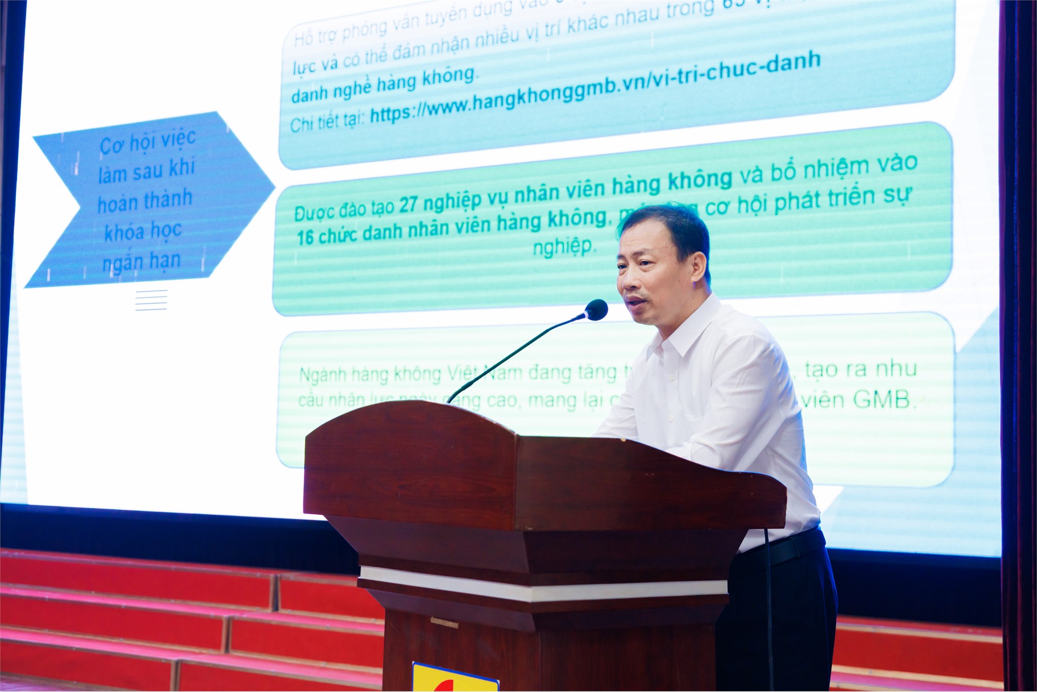 Ông Phan Xuân Chiến – Chủ tịch Hội đồng Quản trị Công ty Cổ phần Dịch vụ Nhân lực Hàng không GMB giới thiệu về các chương trình đào tạo, bồi dưỡng ngắn hạn