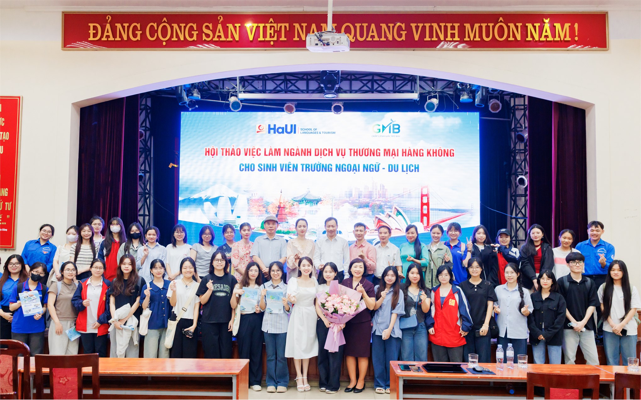 Công ty Cổ phần Dịch vụ Nhân lực Hàng không GMB đồng hành cùng Trường Ngoại ngữ – Du lịch, Trường Đại học Công nghiệp Hà Nội định hướng nghề nghiệp lĩnh vực hàng không