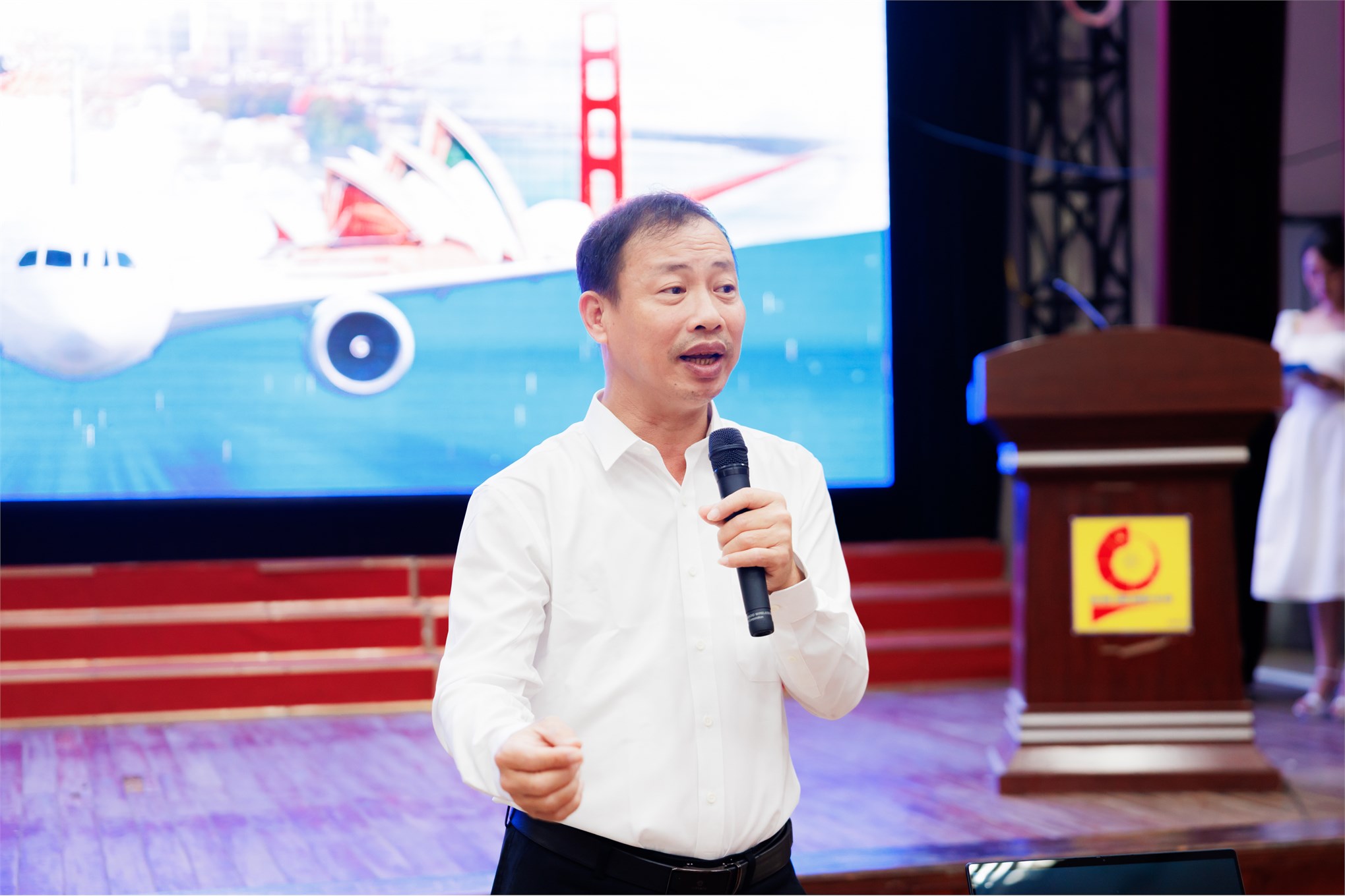 Sinh viên và đại diện doanh nghiệp, chuyên gia trao đổi, thảo luận tại Hội thảo