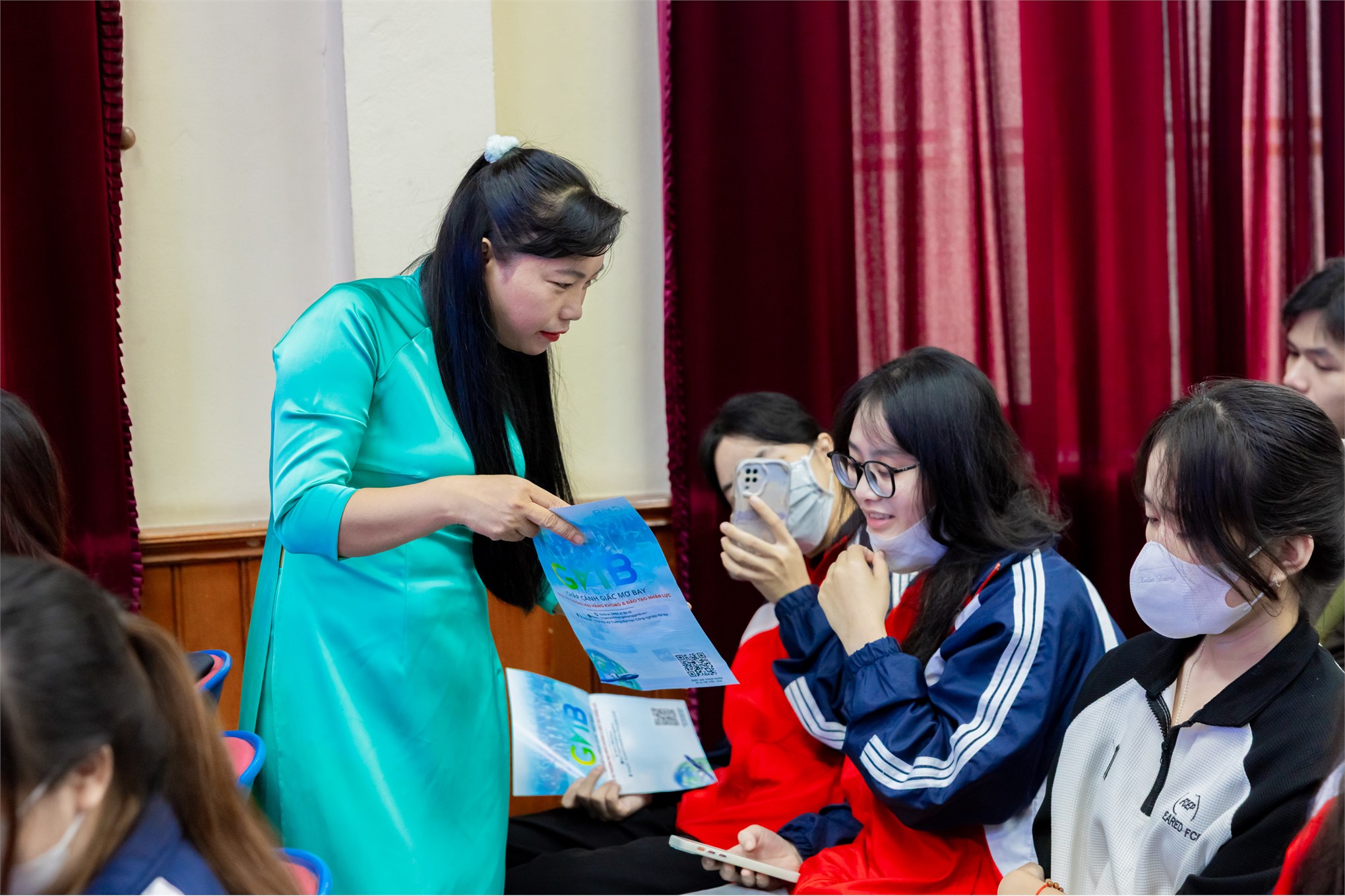 Công ty Cổ phần Dịch vụ Nhân lực Hàng không GMB đồng hành cùng Trường Ngoại ngữ – Du lịch, Trường Đại học Công nghiệp Hà Nội định hướng nghề nghiệp lĩnh vực hàng không